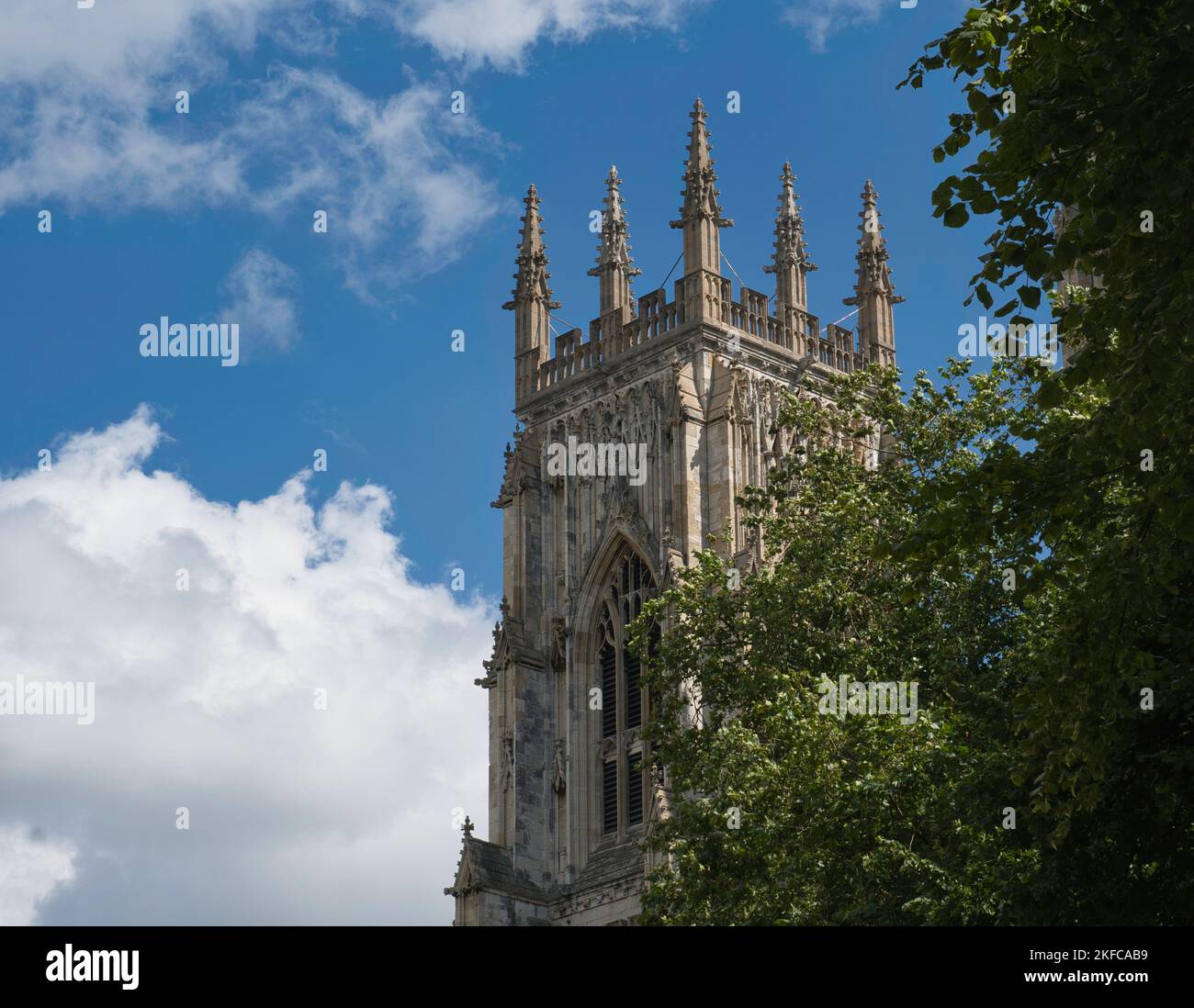 La sezione superiore di una delle due torri sul lato occidentale di York Minster, North Yorkshire, Inghilterra Foto Stock