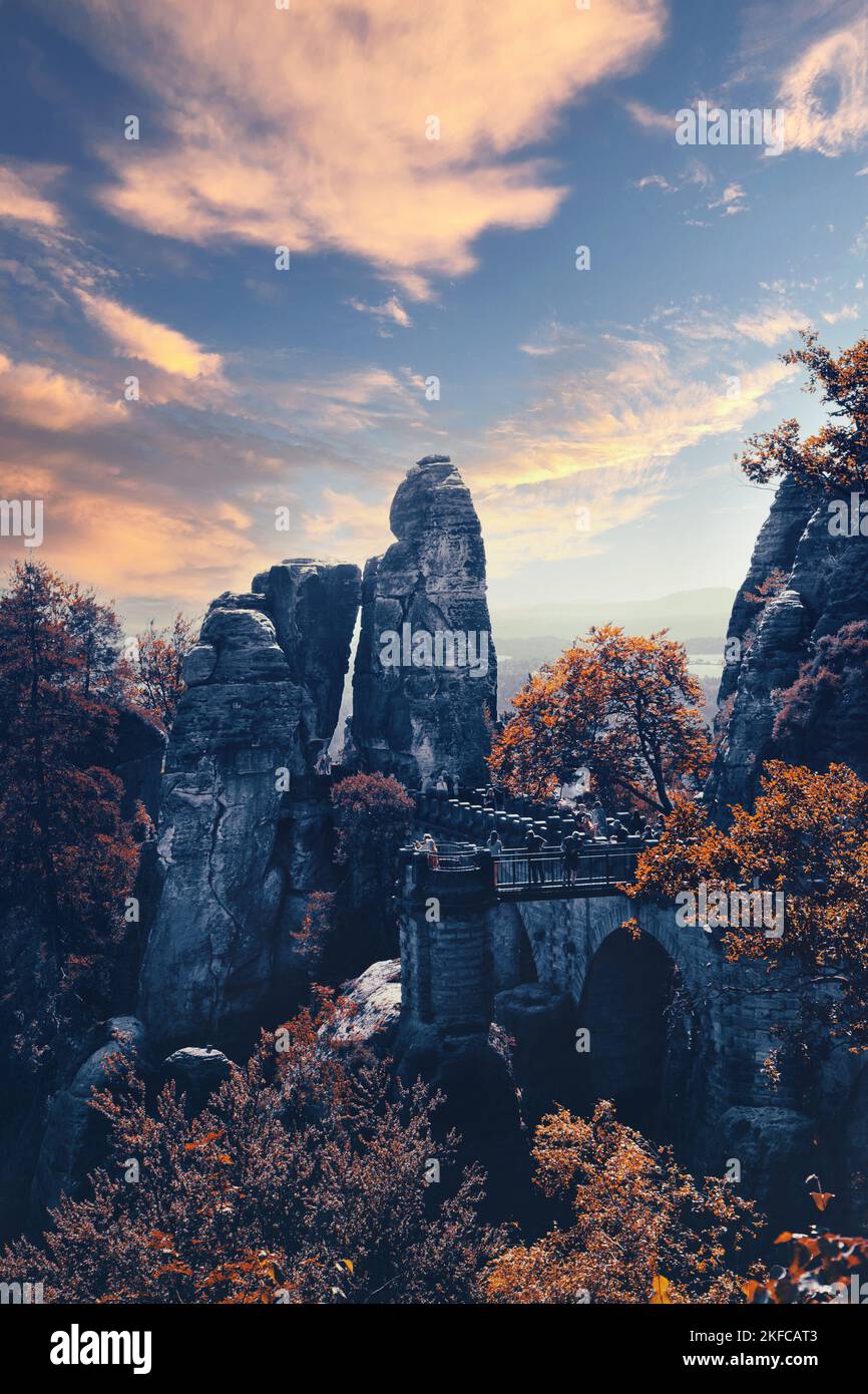 Basteibrücke - Bastei splendidi paesaggi panoramici a Bad Schandau, la città termale della Svizzera sassone. Preso al parco nazionale tra le rocce. Foto Stock