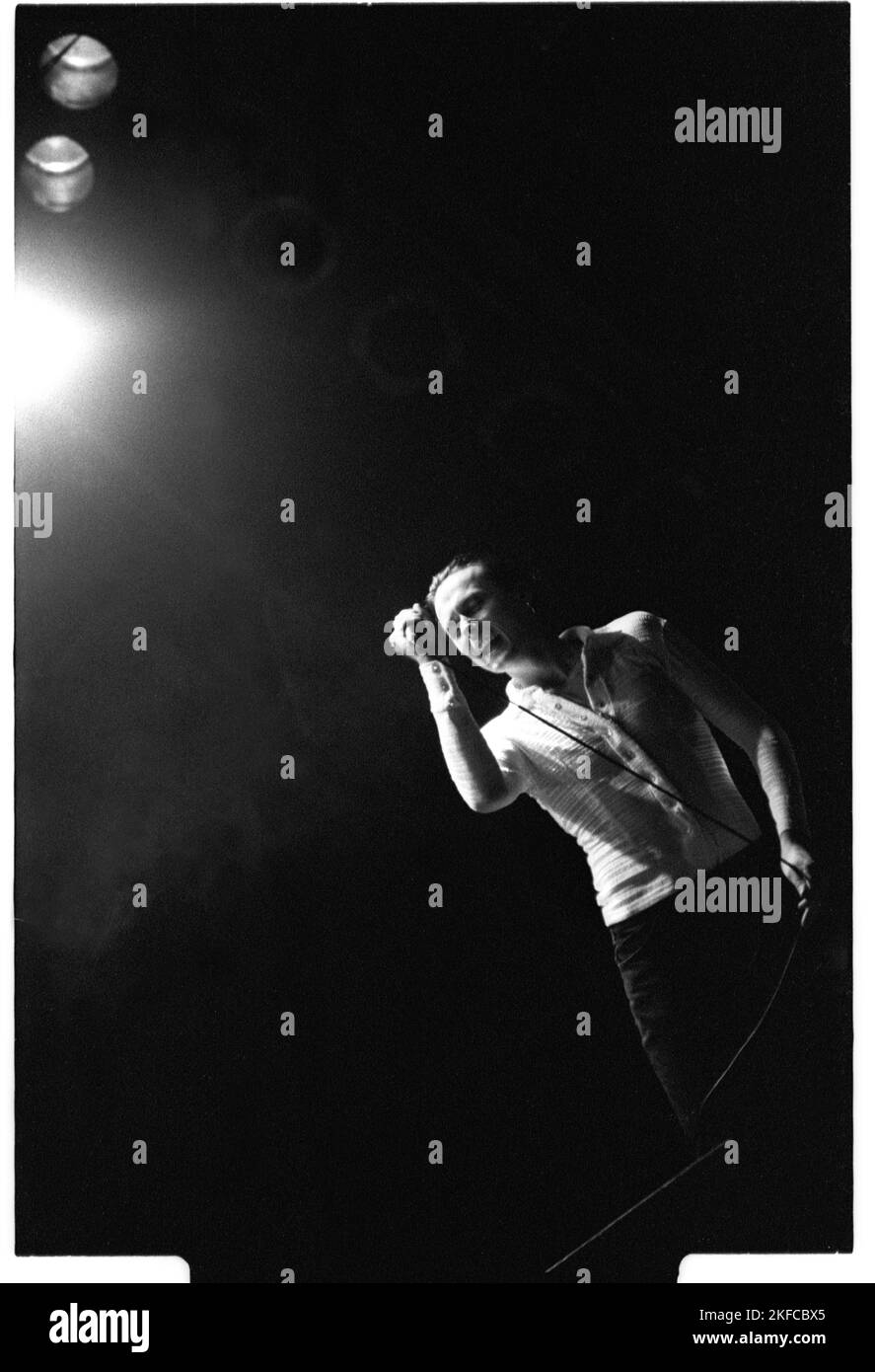 Brett Anderson di pelle scamosciata che ha sottolineato il NME Stage al Glastonbury Festival, Pilton, Inghilterra, giugno 25 1993. Fotografia: ROB WATKINS Foto Stock