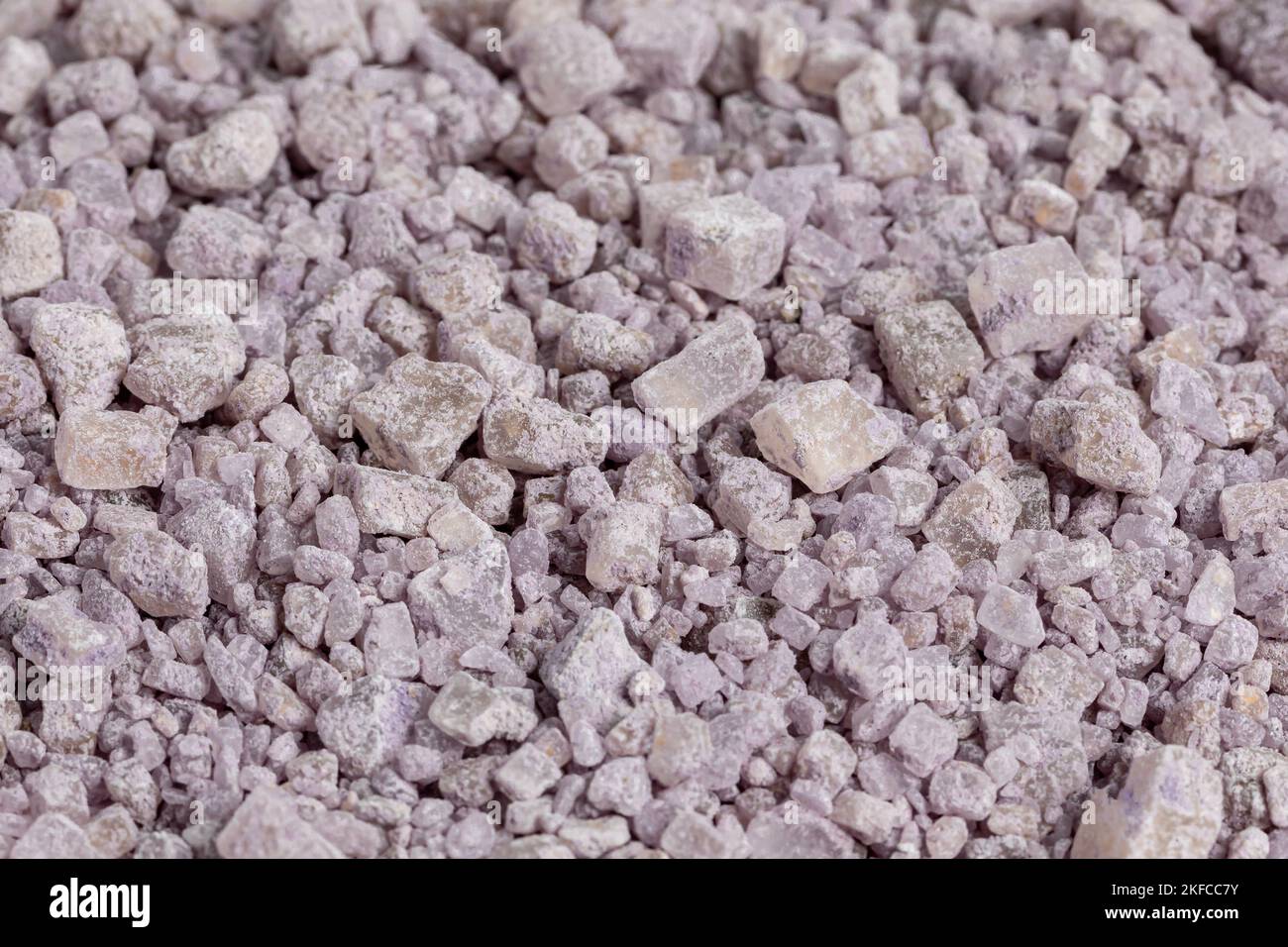 Primo piano di sale di ghiaccio fuso. Concetto di manutenzione domestica e rimozione della neve. Foto Stock