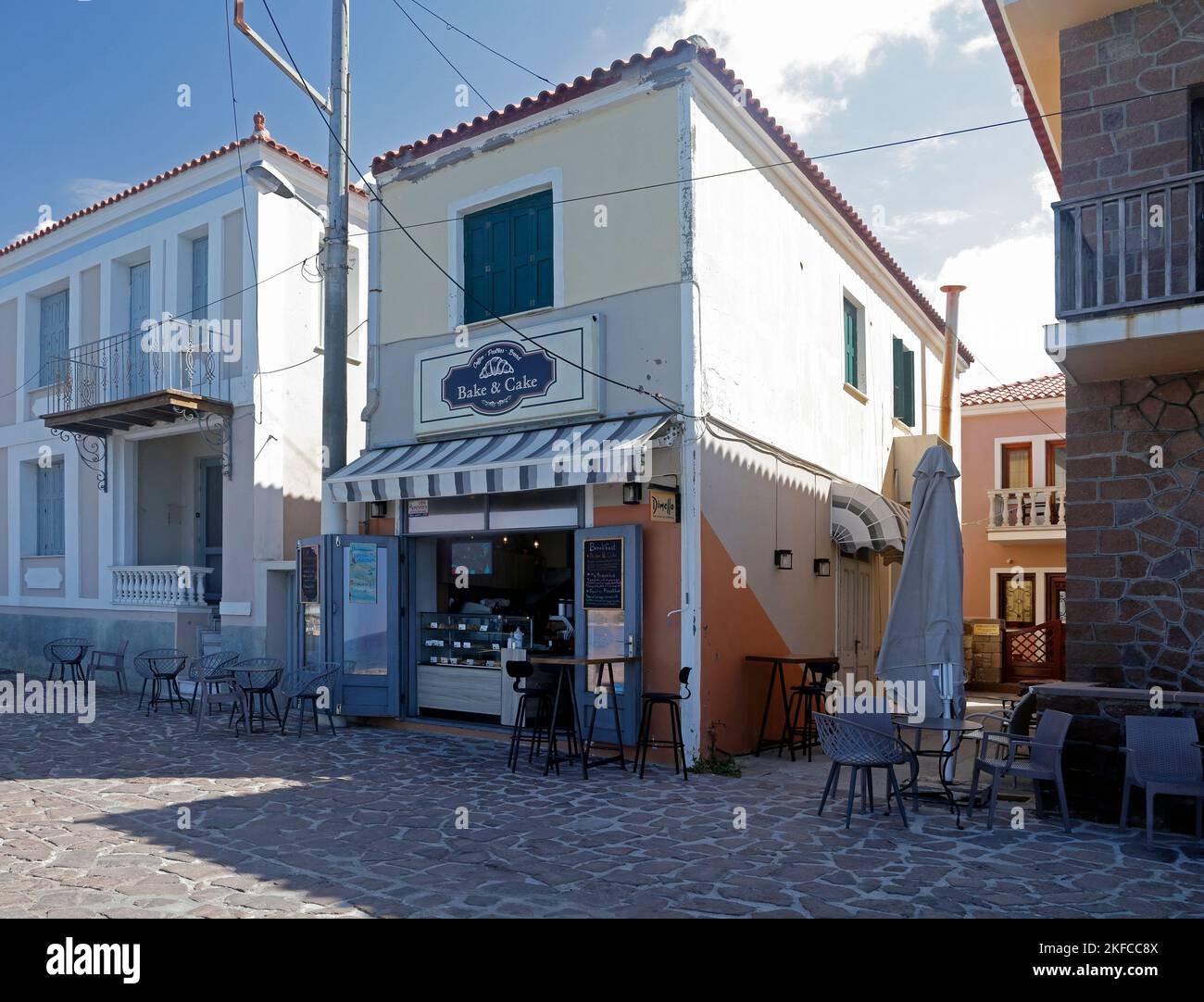 Cafe shop e caffè, Petra vilage sul lungomare. Strada acciottolata. Lesbos visualizzazioni Ottobre 2022. Autunno cym Foto Stock