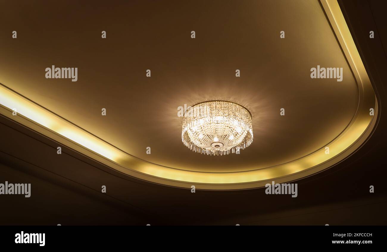 Close-up di un bel lampadario di cristallo Foto Stock