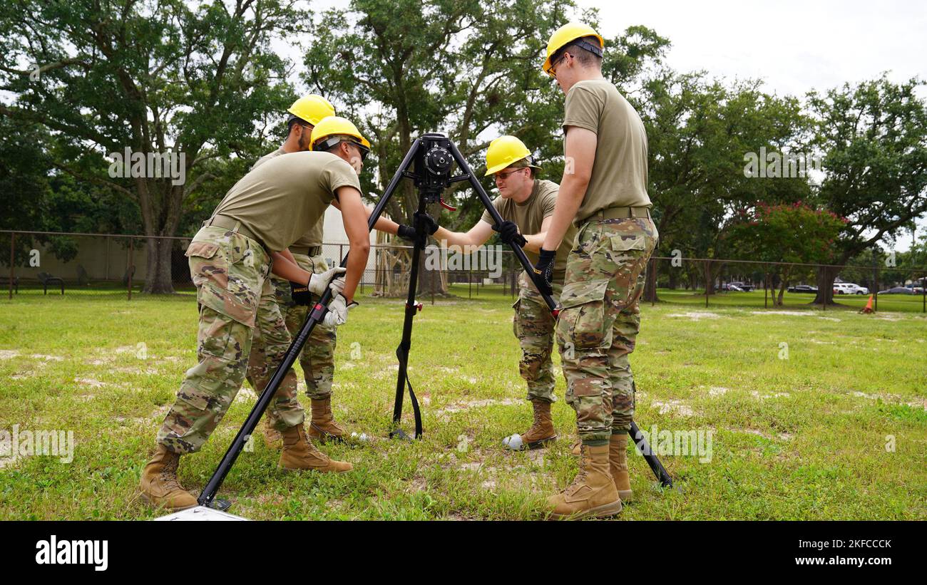 I 338th Training Squadron radio Frequency Transmission Systems Airmen si allenano a costruire un palo di antenna Blue Sky durante la lezione presso la Keesler Air Force base, Mississippi, 6 settembre 2022. Il TRS 338th è specializzato in due corsi di pipeline, sistemi di trasmissione RF e operazioni di rete. Foto Stock