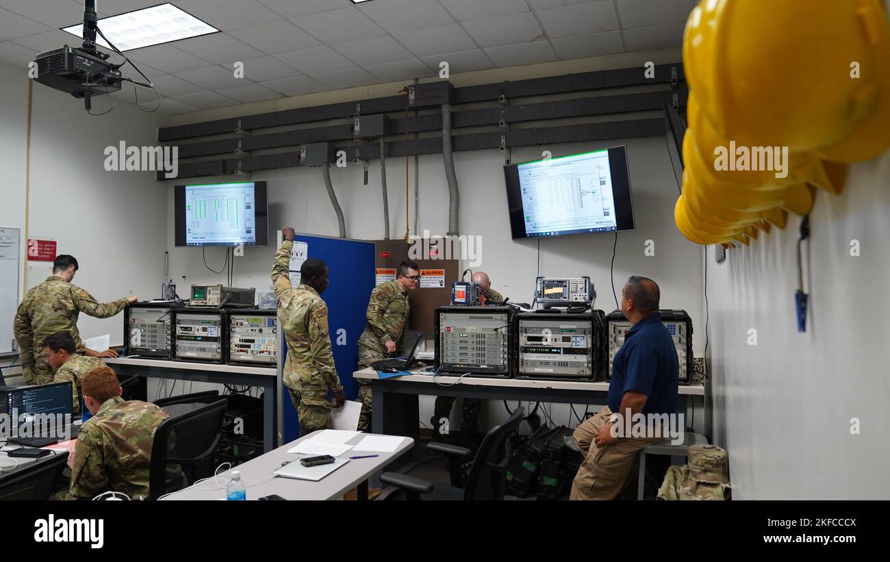Il 338th Training Squadron radio Frequency Transmission Systems Airmen mettere lezioni in classe da utilizzare con l'aiuto di Gilbert Barrera, 338th TRS RF Transmission Systems istruttore, presso Keesler Air Force base, Mississippi, 6 settembre 2022. Il TRS 338th è specializzato in due corsi di pipeline, sistemi di trasmissione RF e operazioni di rete. Foto Stock