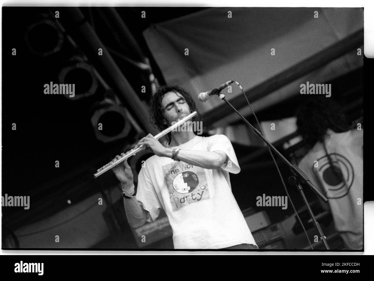 Flauto 'Jumping Jon' Regan (John Regan) con la band Ozric Tentacles sul NME Stage al Glastonbury Festival, Pilton, Inghilterra, 26 1993 giugno. Fotografia: ROB WATKINS Foto Stock