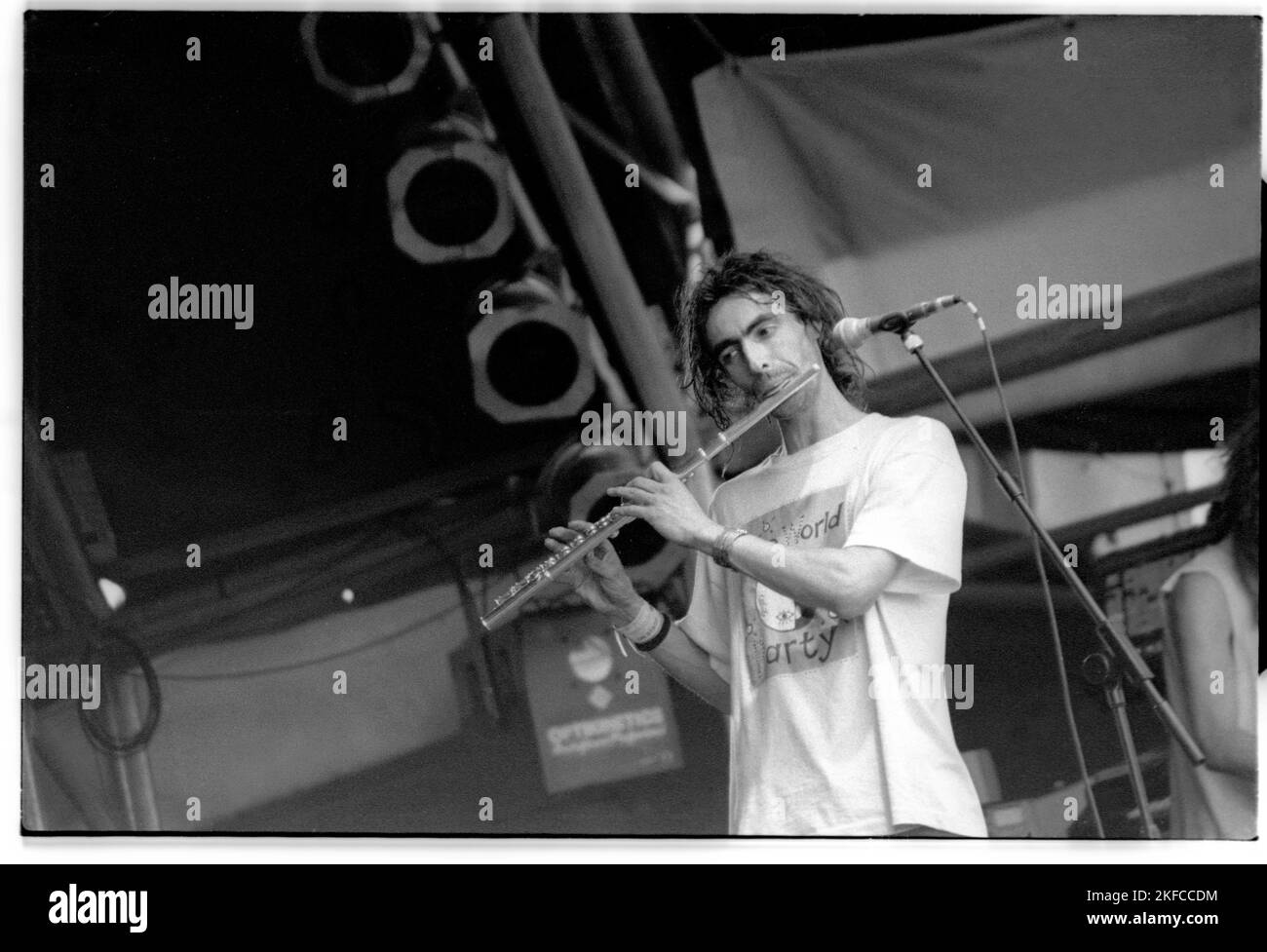Flauto 'Jumping Jon' Regan (John Regan) con la band Ozric Tentacles sul NME Stage al Glastonbury Festival, Pilton, Inghilterra, 26 1993 giugno. Fotografia: ROB WATKINS Foto Stock