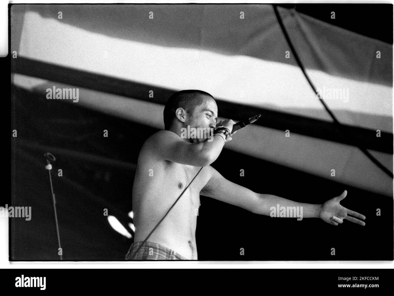 Il cantante Heitham al-Sayed di SENSER sul NME Stage al Glastonbury Festival di Pilton, Inghilterra, giugno 25 1993. Fotografia: ROB WATKINS Foto Stock