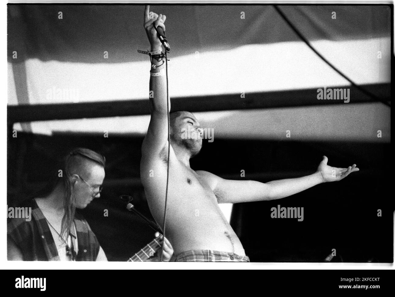 Il cantante Heitham al-Sayed di SENSER sul NME Stage al Glastonbury Festival di Pilton, Inghilterra, giugno 25 1993. Fotografia: ROB WATKINS Foto Stock