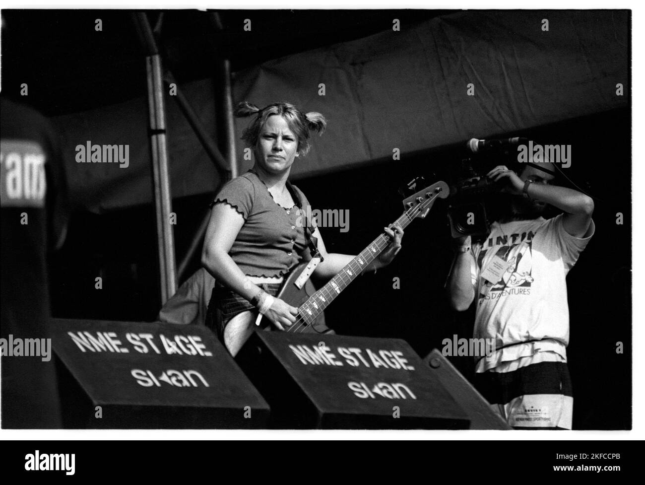 JENNIFER FINCH, L7, GLASTONBURY 94: Bassista Jennifer Finch della band L7 al NME Stage al Glastonbury Festival, Pilton, Inghilterra, Regno Unito il 26 1994 giugno. Fotografia: ROB WATKINS Foto Stock
