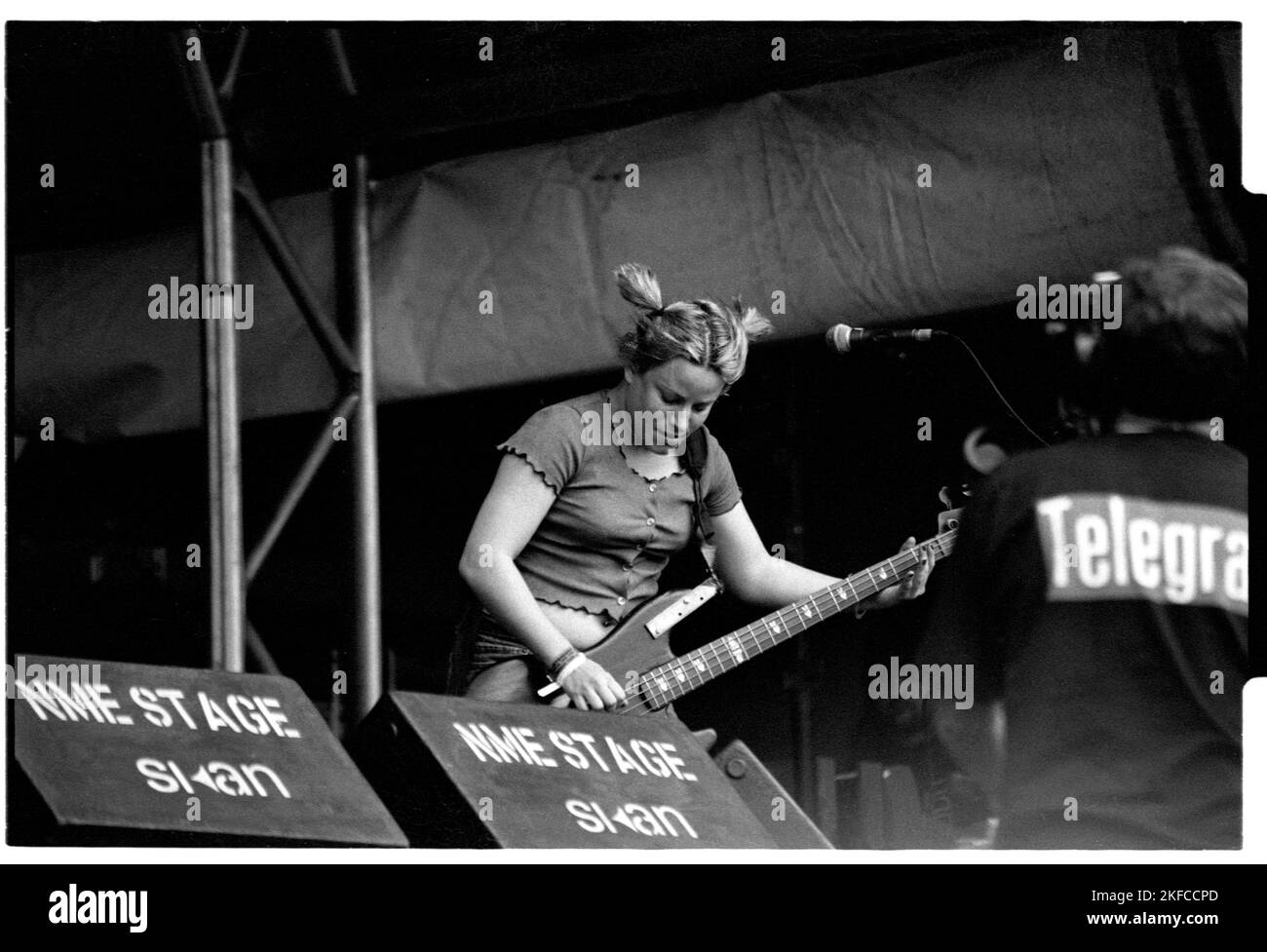Il bassista Jennifer Finch di L7 al NME Stage al Glastonbury Festival, Pilton, Inghilterra, giugno 26 1994. Fotografia: ROB WATKINS Foto Stock