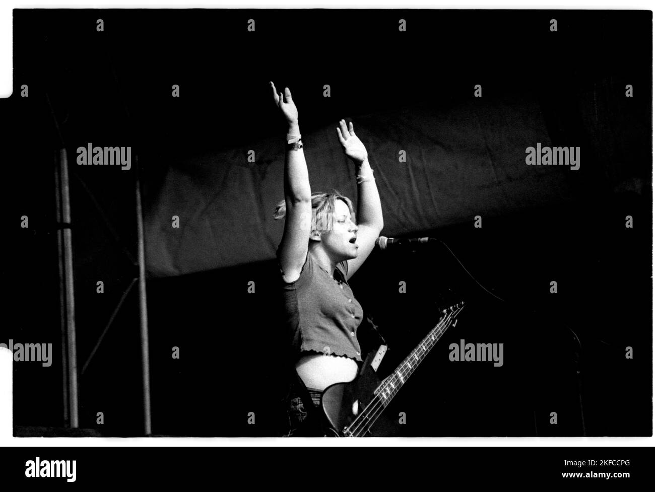 JENNIFER FINCH, L7, GLASTONBURY 94: Cantante e bassista Jennifer Finch della band L7 al NME Stage al Glastonbury Festival, Pilton, Inghilterra, Regno Unito il 26 1994 giugno. Fotografia: ROB WATKINS Foto Stock