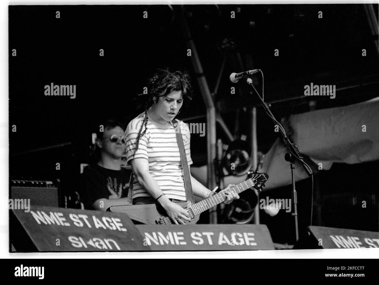 La cantante e chitarrista Donita Sparks del L7 sul NME Stage al Glastonbury Festival di Pilton, Inghilterra, giugno 26 1994. Fotografia: ROB WATKINS Foto Stock