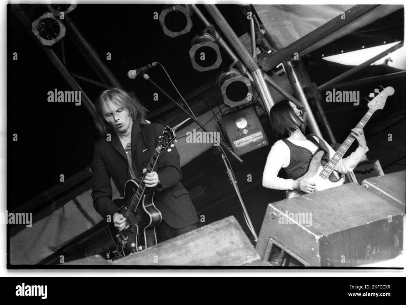 Il cantante e chitarrista Luke Haines e il bassista Alice Readman degli Auteurs sul NME Stage al Glastonbury Festival, Pilton, Inghilterra, giugno 26 1993. Fotografia: ROB WATKINS Foto Stock