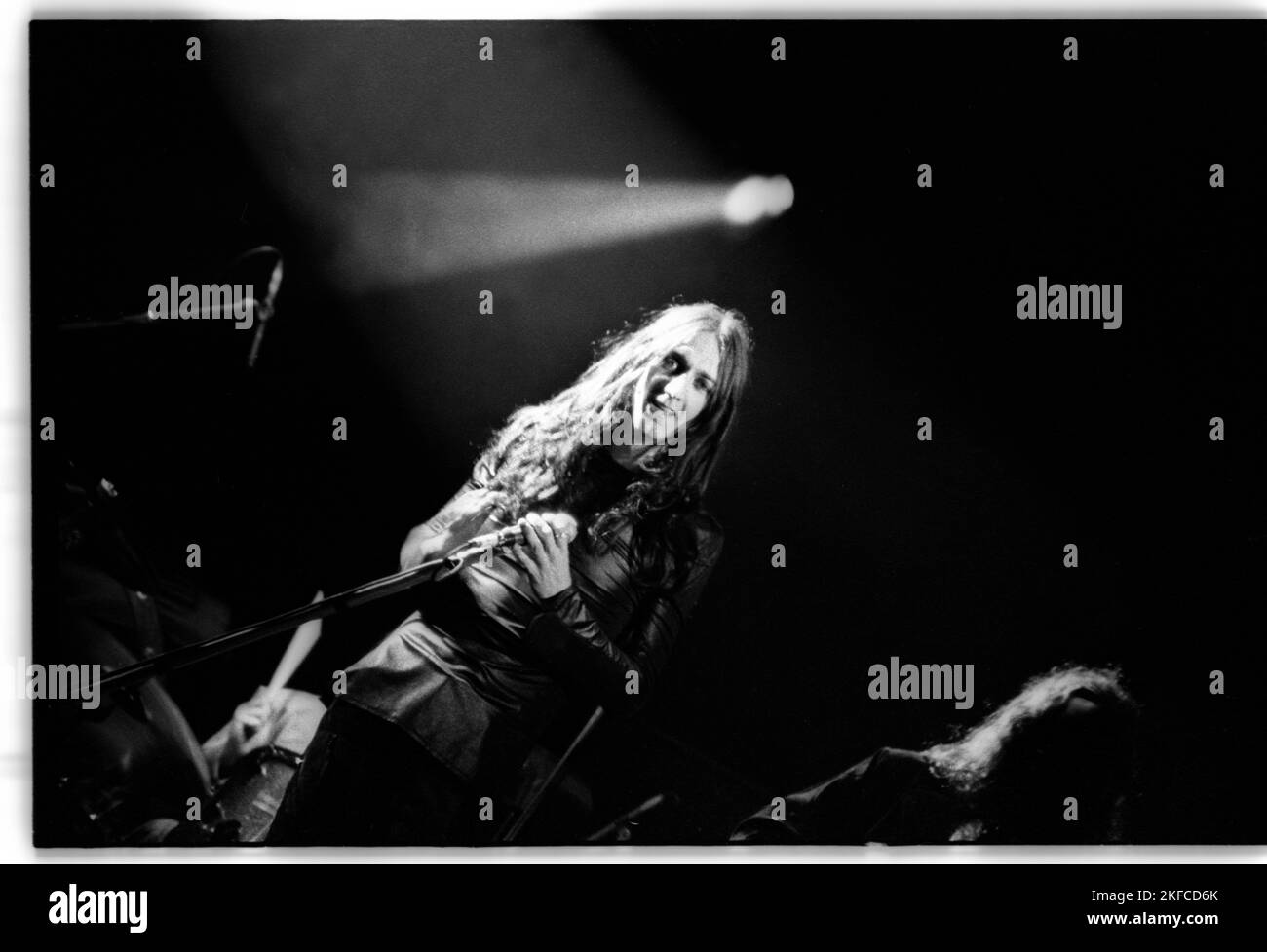THE BLACK CROWES, GLASTONBURY 1993: Il cantante Chris Robinson dei Black Crowes sul Pyramid Stage al Glastonbury Festival, Pilton, Inghilterra, giugno 26 1993. Fotografia: ROB WATKINS Foto Stock