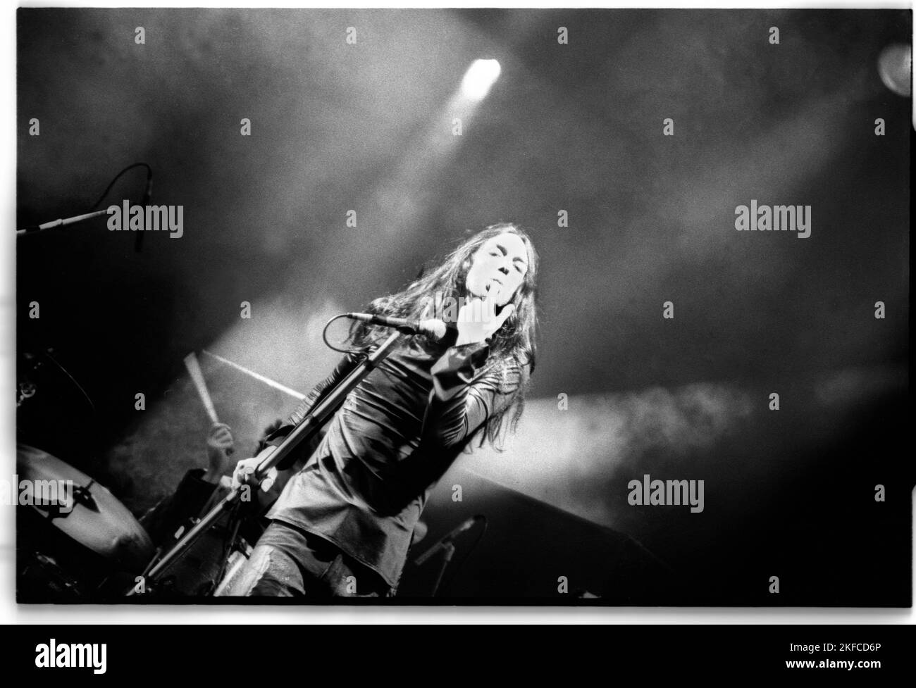 THE BLACK CROWES, GLASTONBURY 1993: Il cantante Chris Robinson dei Black Crowes sul Pyramid Stage al Glastonbury Festival, Pilton, Inghilterra, giugno 26 1993. Fotografia: ROB WATKINS Foto Stock