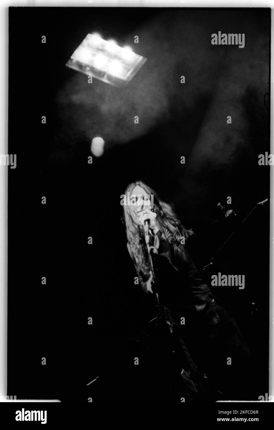 THE BLACK CROWES, GLASTONBURY 1993: Il cantante Chris Robinson dei Black Crowes sul Pyramid Stage al Glastonbury Festival, Pilton, Inghilterra, giugno 26 1993. Fotografia: ROB WATKINS Foto Stock