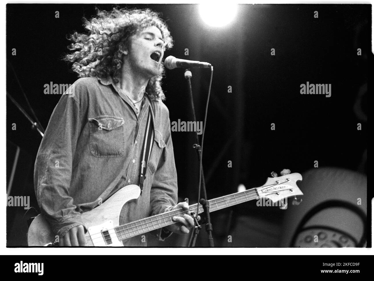 Il cantante e bassista Nigel Clark della band Dodgy sul NME Stage al Glastonbury Festival, Pilton, Inghilterra, giugno 26 1993. Fotografia: ROB WATKINS Foto Stock