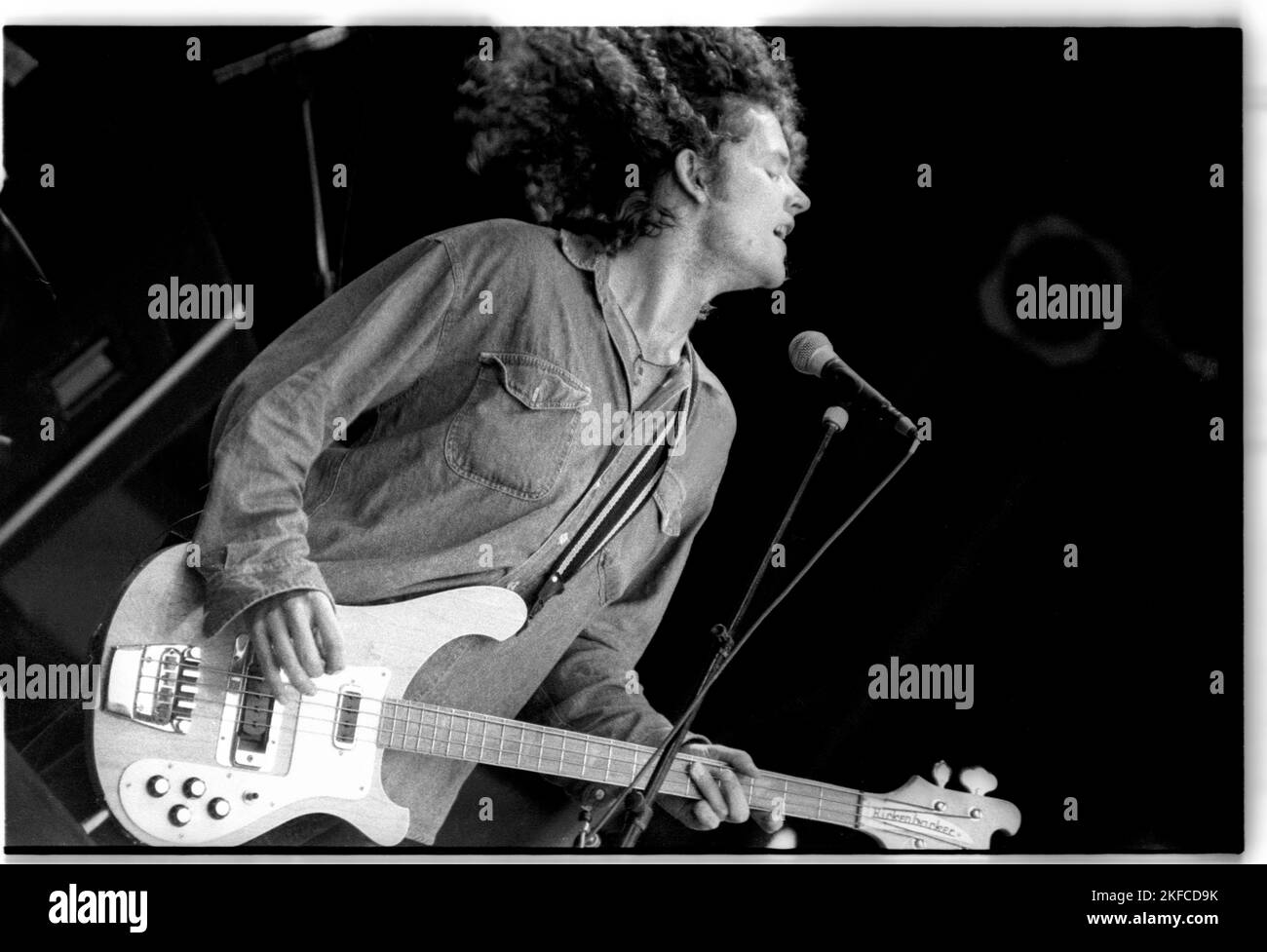 Il cantante e bassista Nigel Clark della band Dodgy sul NME Stage al Glastonbury Festival, Pilton, Inghilterra, giugno 26 1993. Fotografia: ROB WATKINS Foto Stock