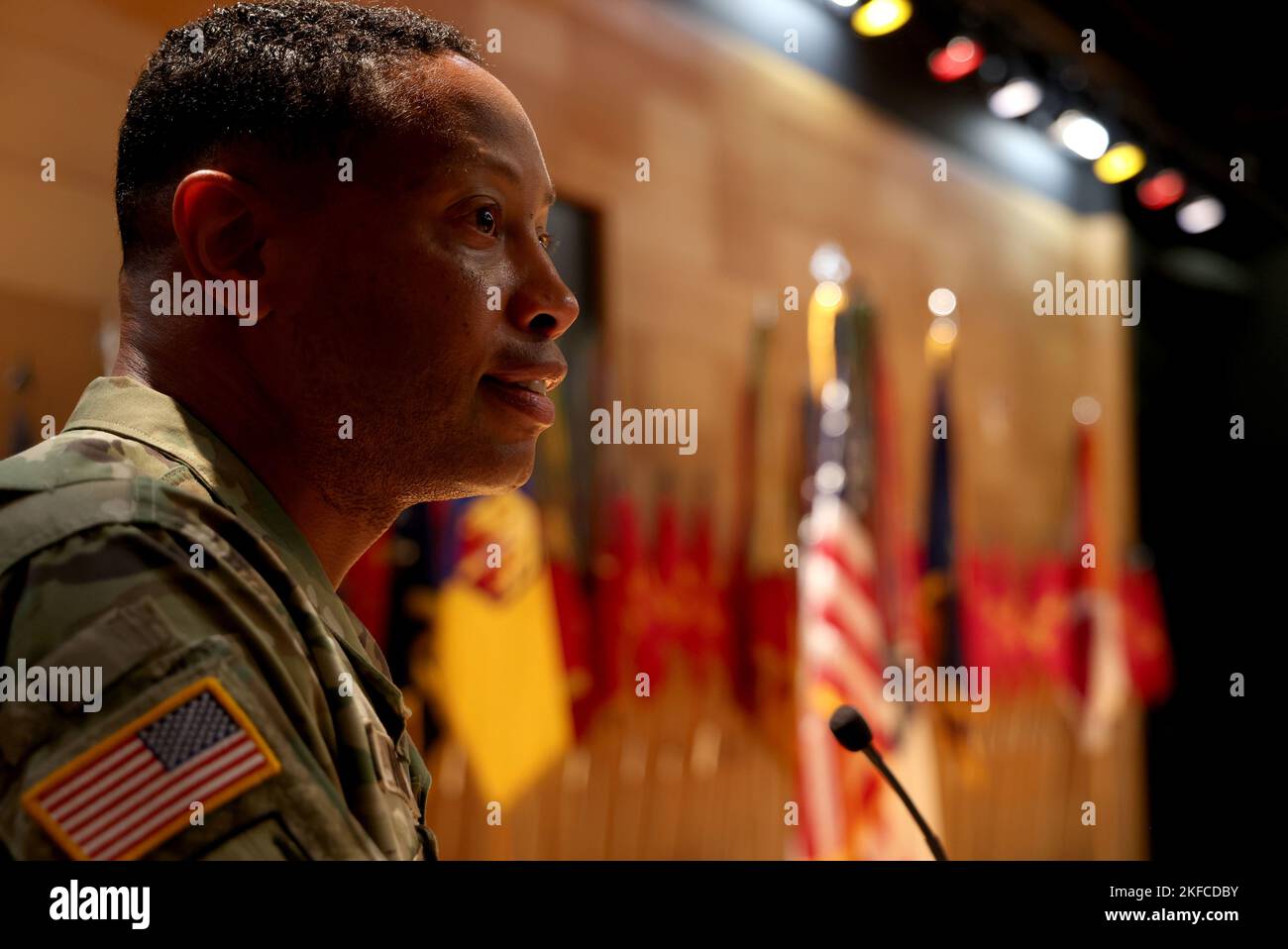 Il più recente comandante generale del 20th° comando chimico, biologico, radiologico, nucleare, esplosivo (CBRNE), Brig. Il generale Daryl O. Hood, ha sostituito il generale Antonio V. Munera, settembre 7, durante una cerimonia di cambio di comando presso l'auditorium Myer di Aberdeen Proving Ground, Maryland. Hood è il nono generale a guidare il comando fin dalla sua formazione nel 2004. Foto Stock