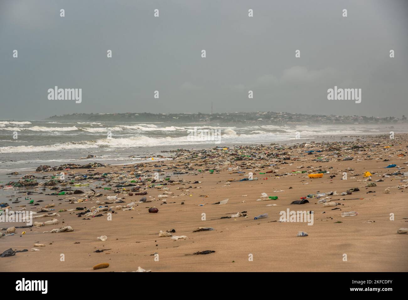 La triste vista di una spiaggia Ghana inquinata Foto Stock