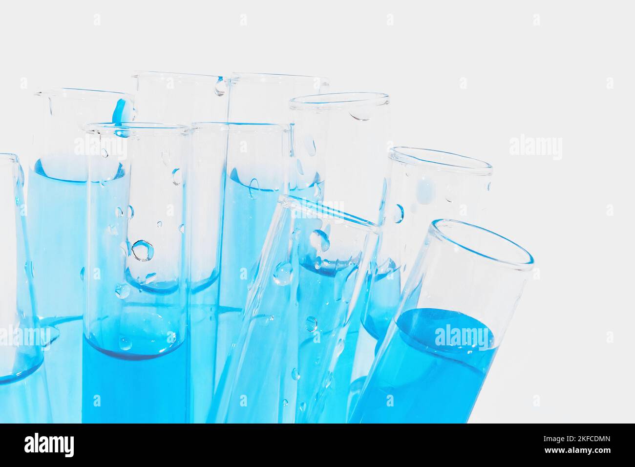 Provette in vetro trasparente su fondo bianco, liquido blu, elemento chimico, catalizzatore, laboratorio, apparecchiature mediche, vetro, chimica, biochimica Foto Stock