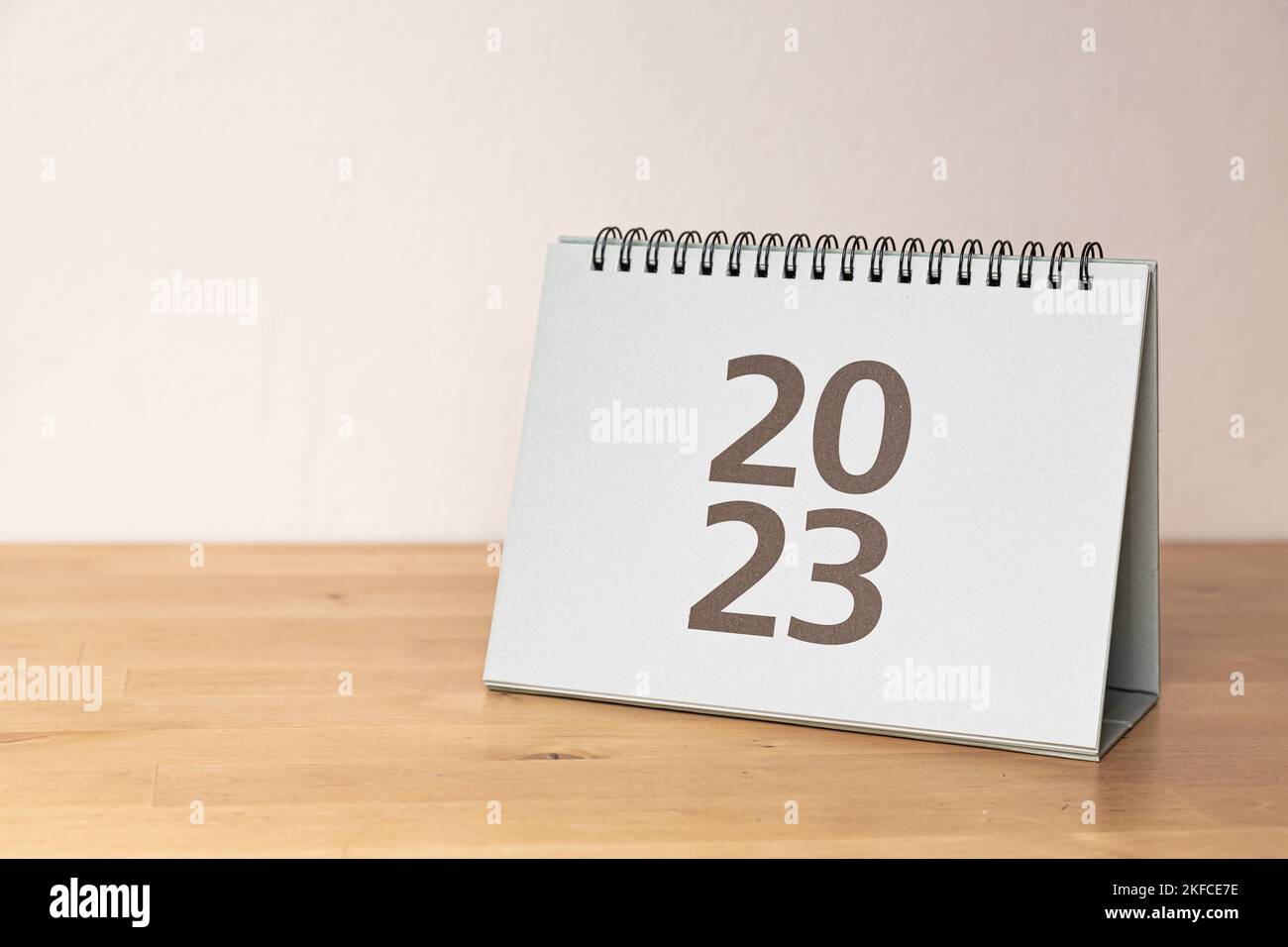 2023 calendario cartaceo sul tavolo di legno - pagina del titolo Foto Stock