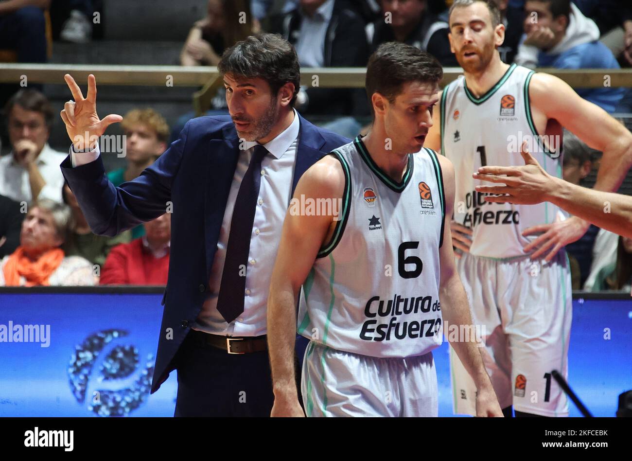 17 novembre 2022, Bologna, Italia Alex Mumbru (allenatore del Valencia