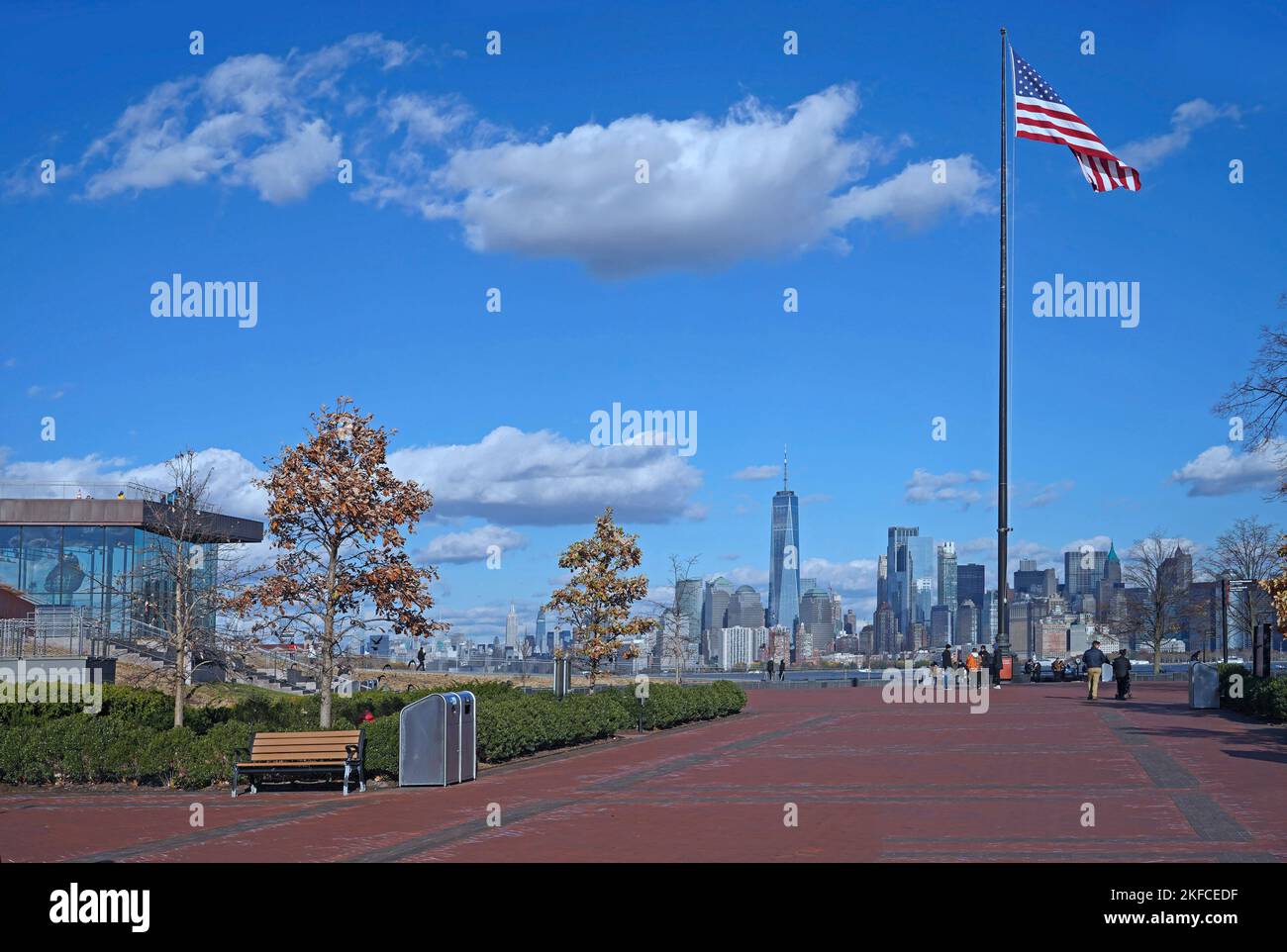 Liberty Island National Park, con l'edificio del museo sulla sinistra, e lo skyline di Manhattan in lontananza Foto Stock