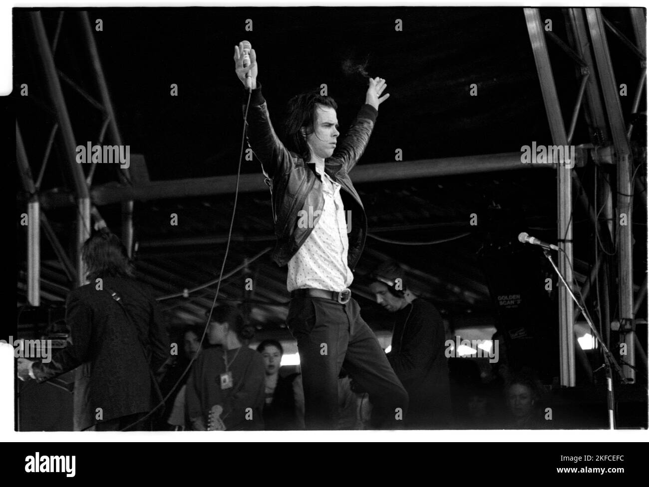 Nick Cave e Bad Seeds suonano dal vivo sul Pyramid Stage al Glastonbury Festival, Inghilterra, 25 giugno 1994. Fotografia: Rob Watkins Foto Stock