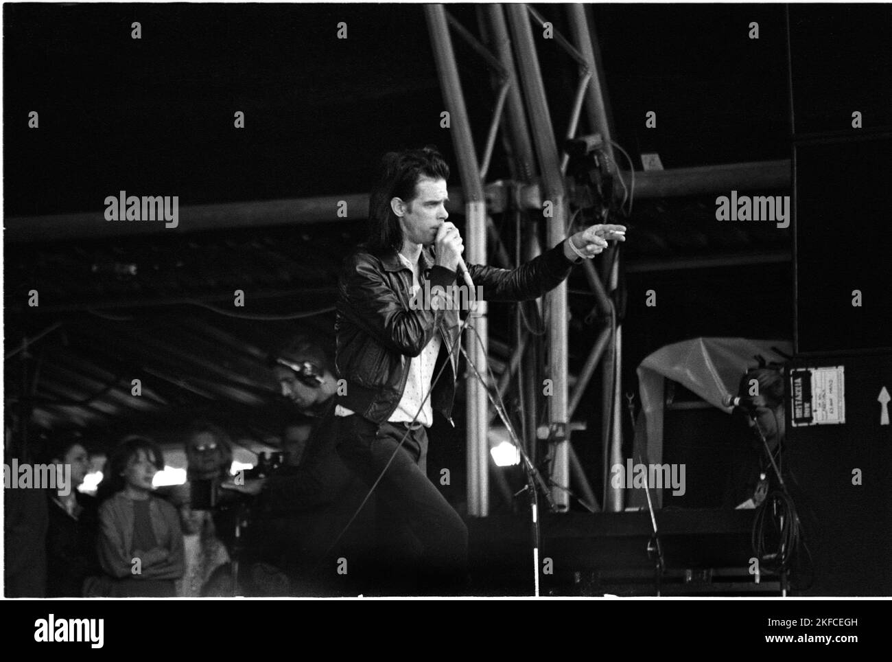 Nick Cave e Bad Seeds suonano dal vivo sul Pyramid Stage al Glastonbury Festival, Inghilterra, 25 giugno 1994. Fotografia: Rob Watkins Foto Stock
