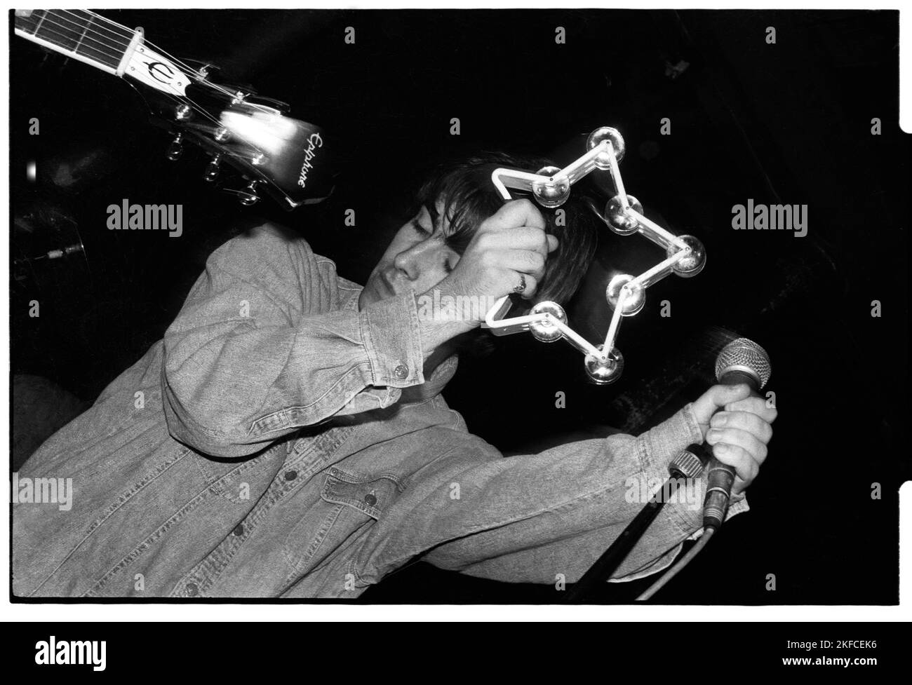 OASIS, PRIMO TOUR NAZIONALE, 1994: Liam Gallagher degli Oasis at the Fleece and Firkin a Bristol, Inghilterra, marzo 30 1994. In questo primo concerto la leggendaria band suonò come supporto ad un altro gruppo indie emergente chiamato Whiteout. Fotografia: Rob Watkins Foto Stock