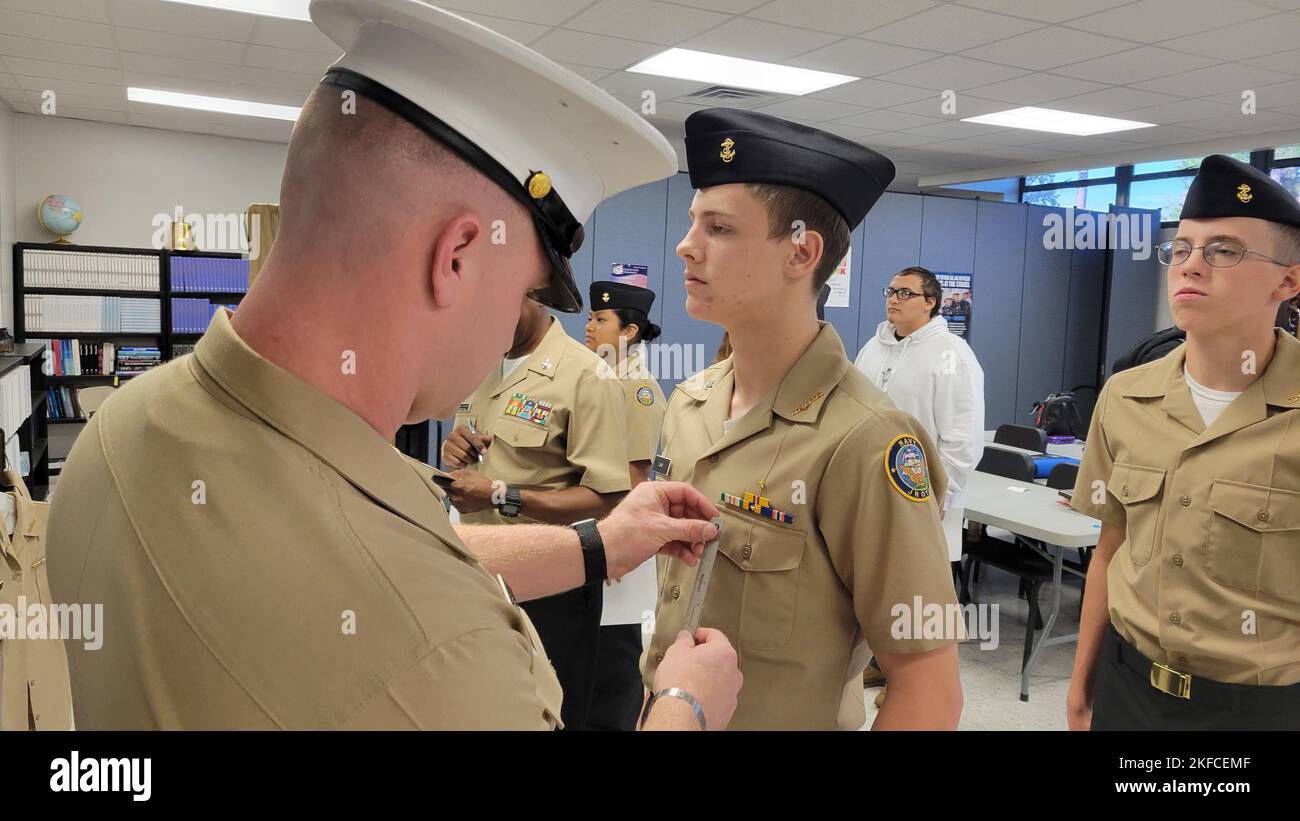 220907-N-LY580-1001 ALEXANDER CITY, Ala. 7, 2022) U.S. Marine Corps Sgt. Dylan Rhodes, consigliere di carriera, stazione di reclutamento Montgomery, a sinistra, ispeziona l'uniforme di Benjamin Russell High School Navy Junior Reserve Officers Training Corps Cadet Brennan Luke. Foto Stock