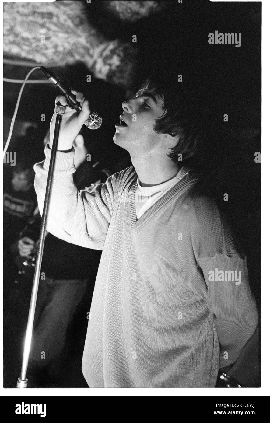 OASIS, FIRST UK HEADLINE TOUR, 1994: Liam Gallagher of Oasis at the Legendary TJs a Newport, Galles, 3 maggio 1994. Fotografia: Rob Watkins. Questo è stato il primo tour nazionale della band a sostegno del loro secondo singolo Shakermaker. Foto Stock