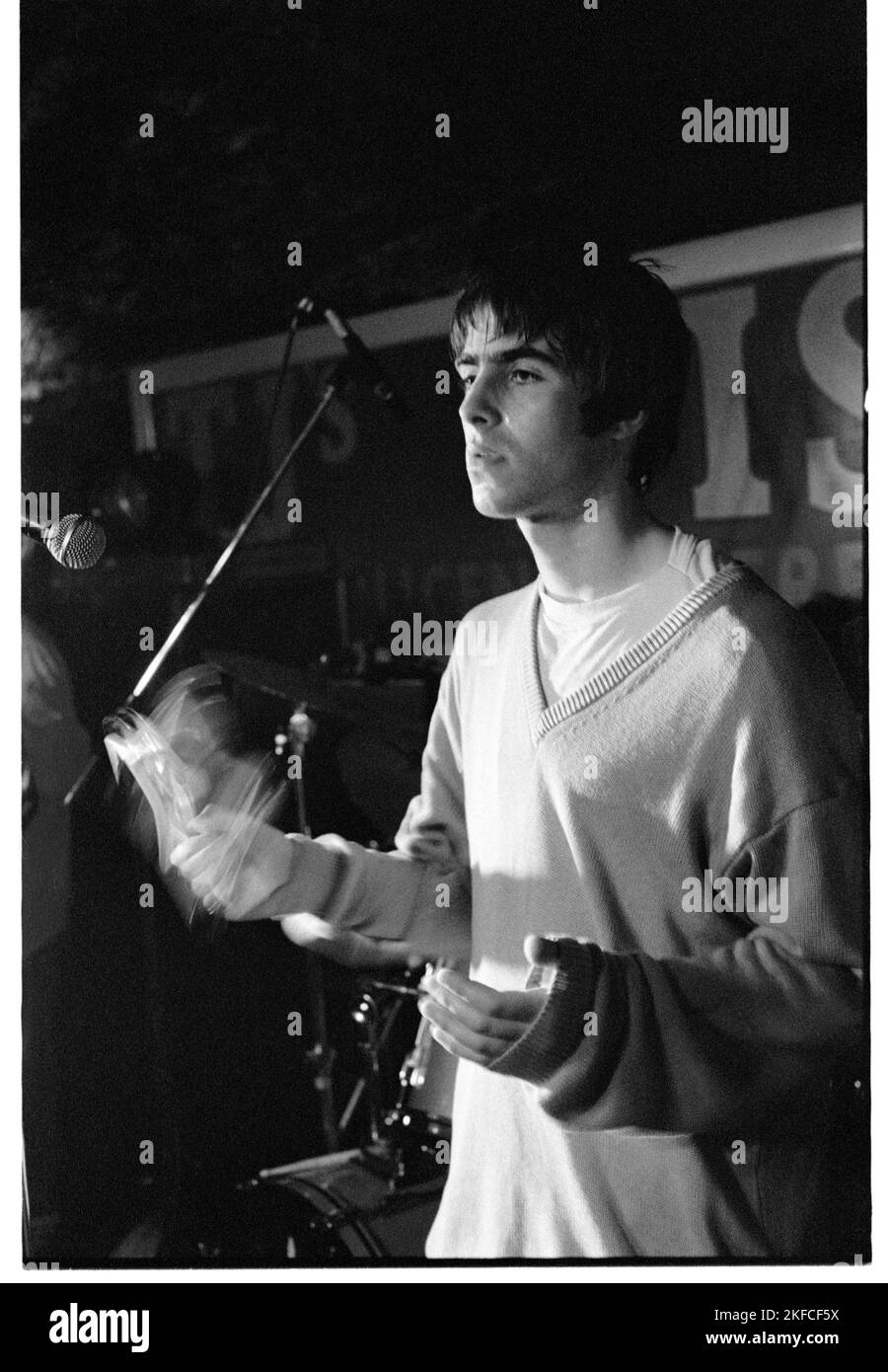 OASIS, FIRST UK HEADLINE TOUR, 1994: Liam Gallagher of Oasis at the Legendary TJs a Newport, Galles, 3 maggio 1994. Fotografia: Rob Watkins. Questo è stato il primo tour nazionale della band a sostegno del loro secondo singolo Shakermaker. Foto Stock
