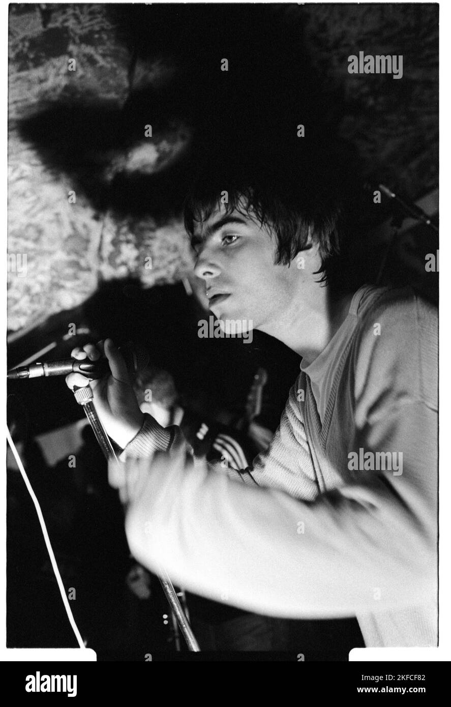 OASIS, FIRST UK HEADLINE TOUR, 1994: Liam Gallagher of Oasis at the Legendary TJs a Newport, Galles, 3 maggio 1994. Fotografia: Rob Watkins. Questo è stato il primo tour nazionale della band a sostegno del loro secondo singolo Shakermaker. Foto Stock