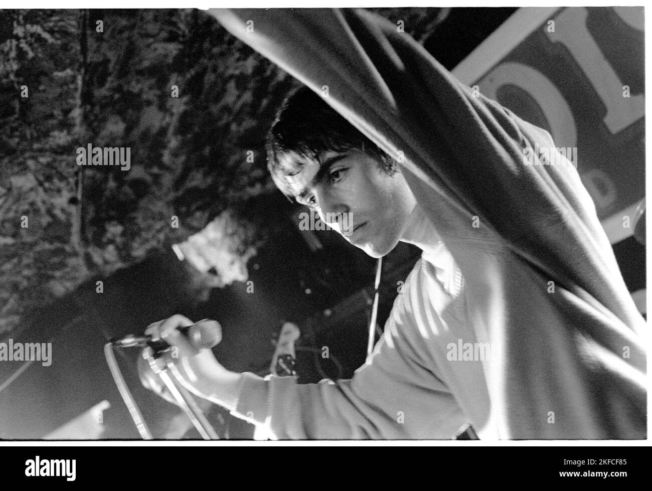 OASIS, FIRST UK HEADLINE TOUR, 1994: Liam Gallagher of Oasis at the Legendary TJs a Newport, Galles, 3 maggio 1994. Fotografia: Rob Watkins. Questo è stato il primo tour nazionale della band a sostegno del loro secondo singolo Shakermaker. Foto Stock