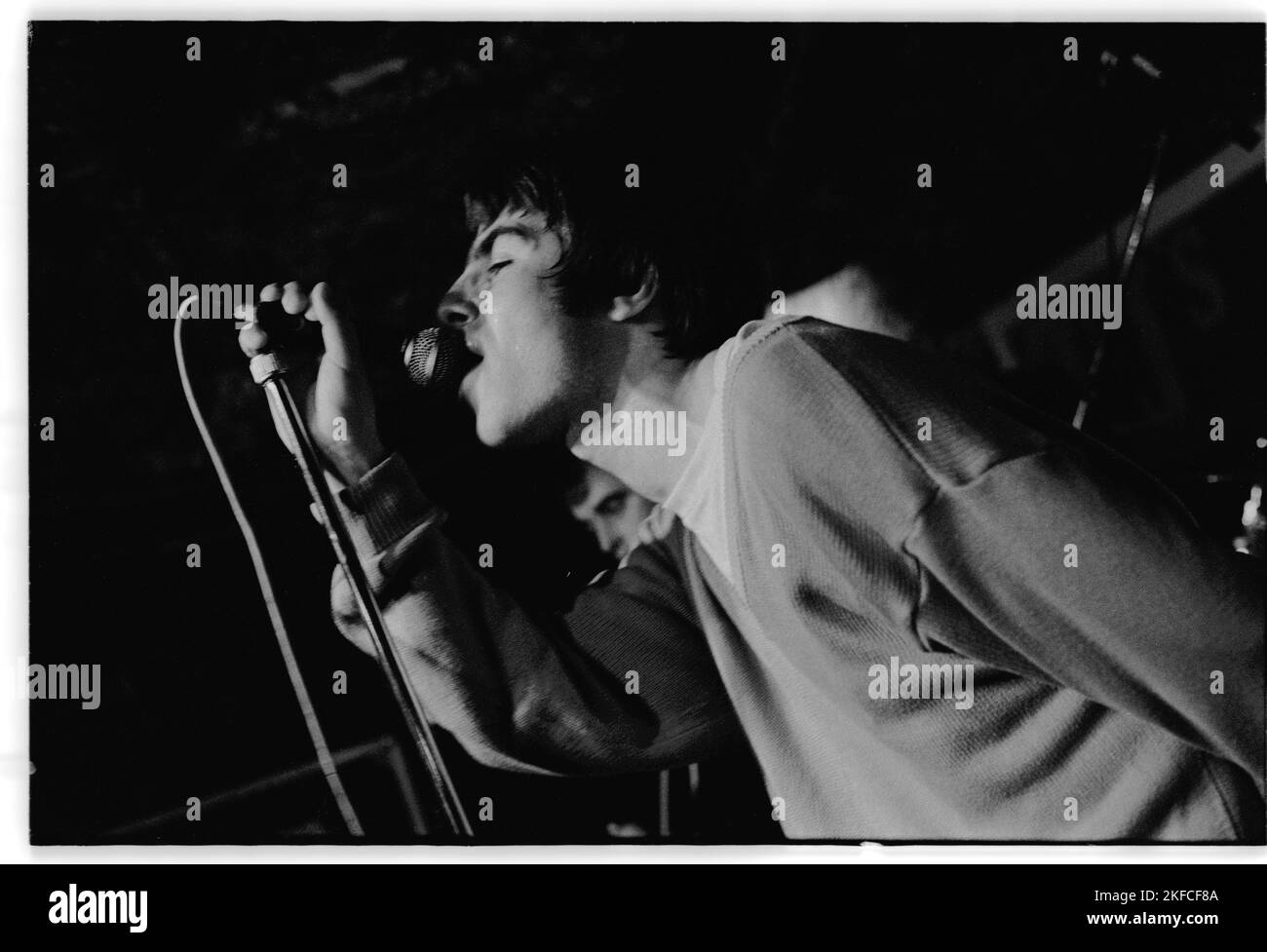 OASIS, FIRST UK HEADLINE TOUR, 1994: Liam Gallagher of Oasis at the Legendary TJs a Newport, Galles, 3 maggio 1994. Fotografia: Rob Watkins. Questo è stato il primo tour nazionale della band a sostegno del loro secondo singolo Shakermaker. Foto Stock