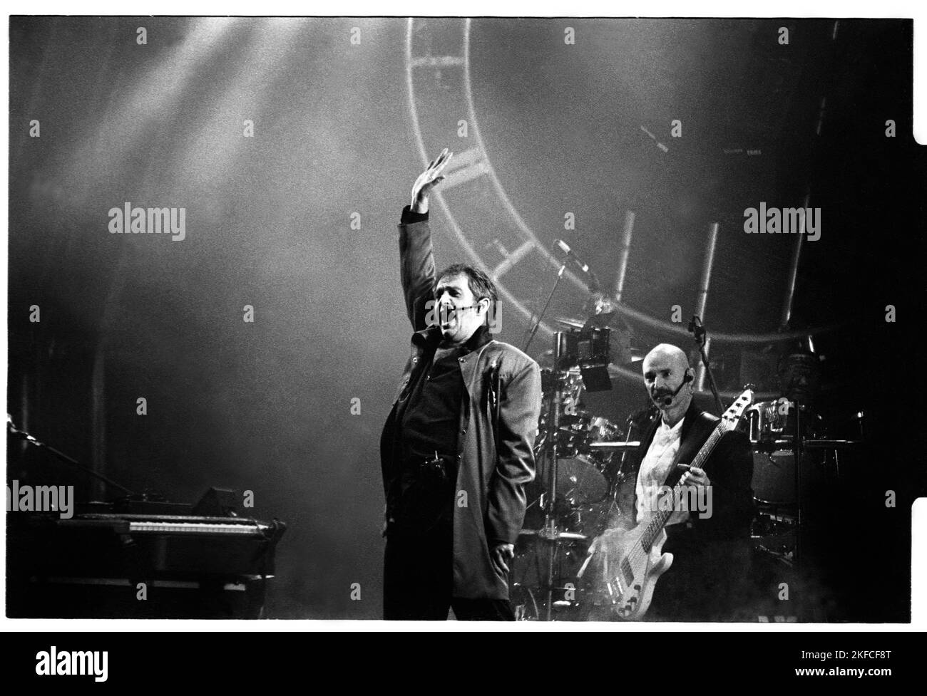 PETER GABRIEL, HEADLINER DEL PALCO PIRAMIDALE, GLASTONBURY 94: Peter Gabriel suona dal vivo come headliner al Pyramid Stage al Glastonbury Festival, Inghilterra, 26 giugno 1994. Fotografia: Rob Watkins Foto Stock