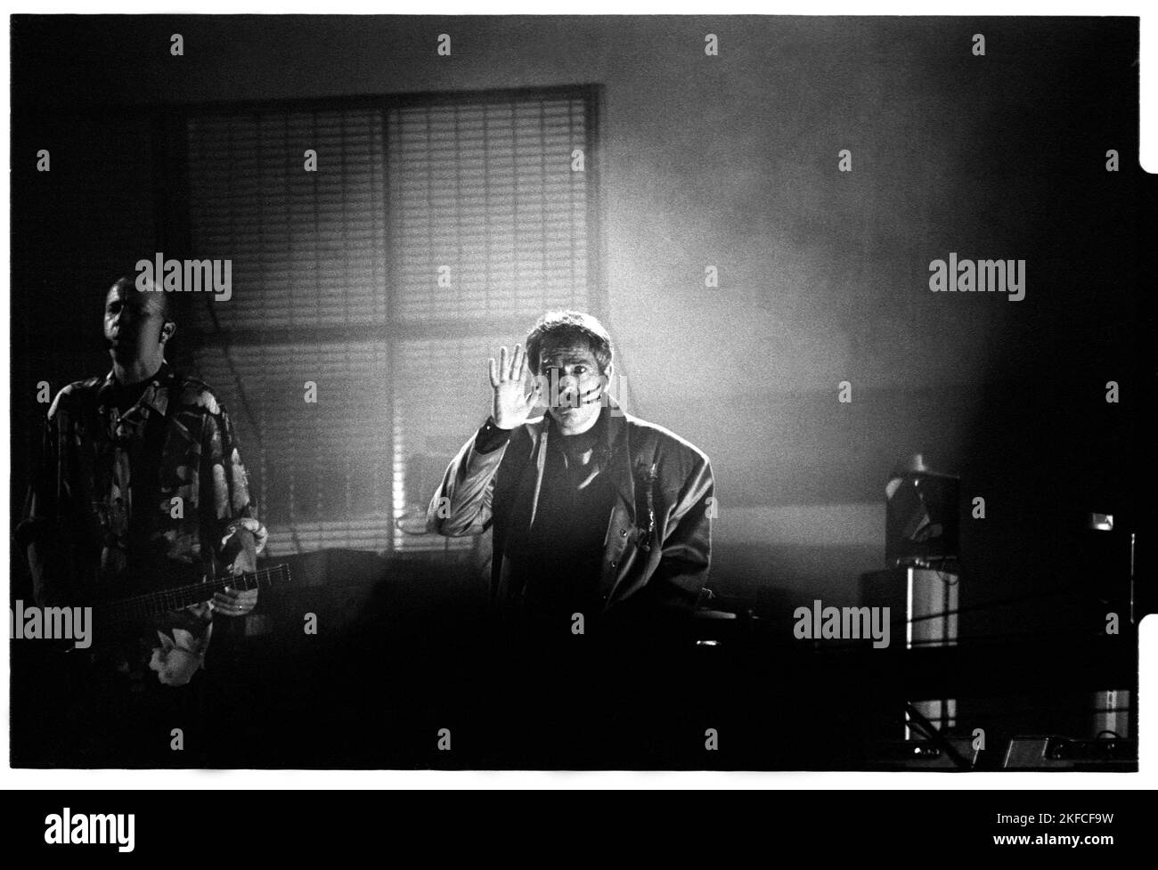 PETER GABRIEL, HEADLINER DEL PALCO PIRAMIDALE, GLASTONBURY 94: Peter Gabriel suona dal vivo come headliner al Pyramid Stage al Glastonbury Festival, Inghilterra, 26 giugno 1994. Fotografia: Rob Watkins Foto Stock