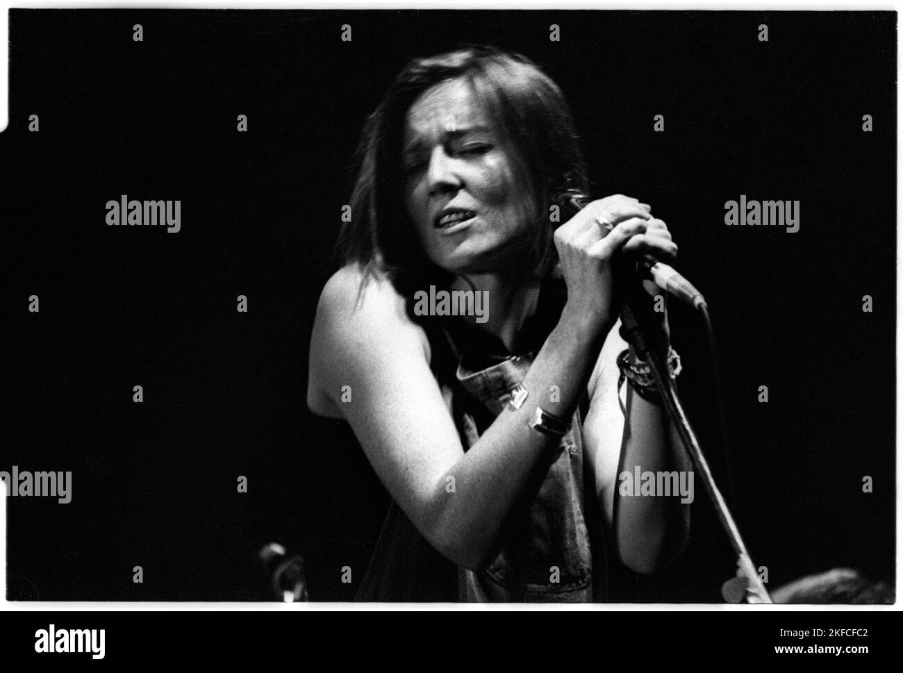 PORTISHEAD, GLASTONBURY FESTIVAL, 1995: Beth Gibbons of Portishead live on the Acoustic Stage al Glastonbury Festival, Inghilterra, 24 giugno 1995. Questa famigerata esibizione è andata avanti in una tenda massiccia, dopo una sommossa quasi totale che ha portato all'imbottigliamento fuori dal palco del precedente atto Evan Dando. Fotografia: Rob Watkins. I Portishead, un gruppo trip-hop britannico formatosi nel 1991, ridefinirono la musica elettronica con il loro suono oscuro e atmosferico. Album come "Dummy" e "Portishead" hanno mostrato le loro melodie inquietanti e le voci emotive di Beth Gibbons, confermando il loro status di pionieri del genere. Foto Stock
