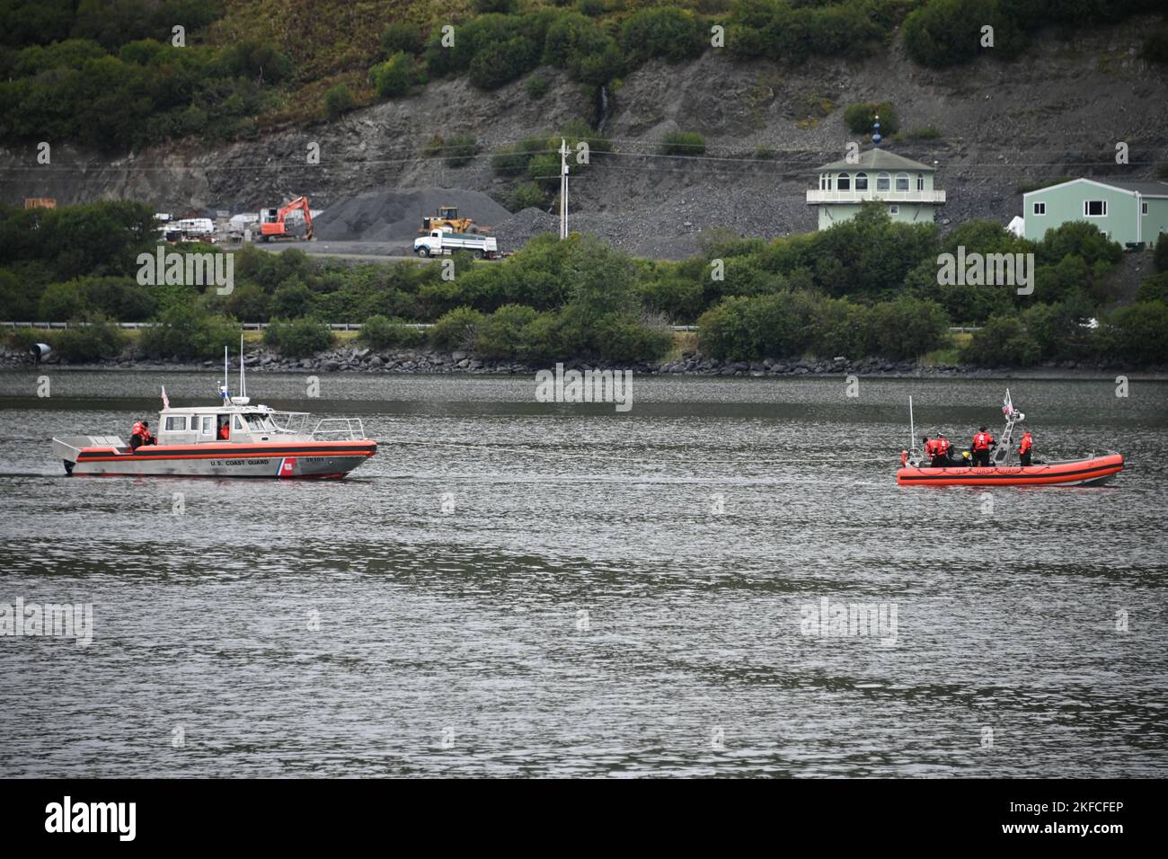 Gli equipaggi della Guardia Costiera di Bailey Barco conducono l'addestramento al traino con gli aiuti della Guardia Costiera ai membri della squadra di navigazione Kodiak in Womens Bay, Alaska, 7 settembre 2022. L'addestramento al traino garantisce che gli equipaggi siano competenti nelle potenziali evoluzioni del traino. Foto della Guardia Costiera degli Stati Uniti di Petty Officer 3rd Classe Ian Gray. Foto Stock