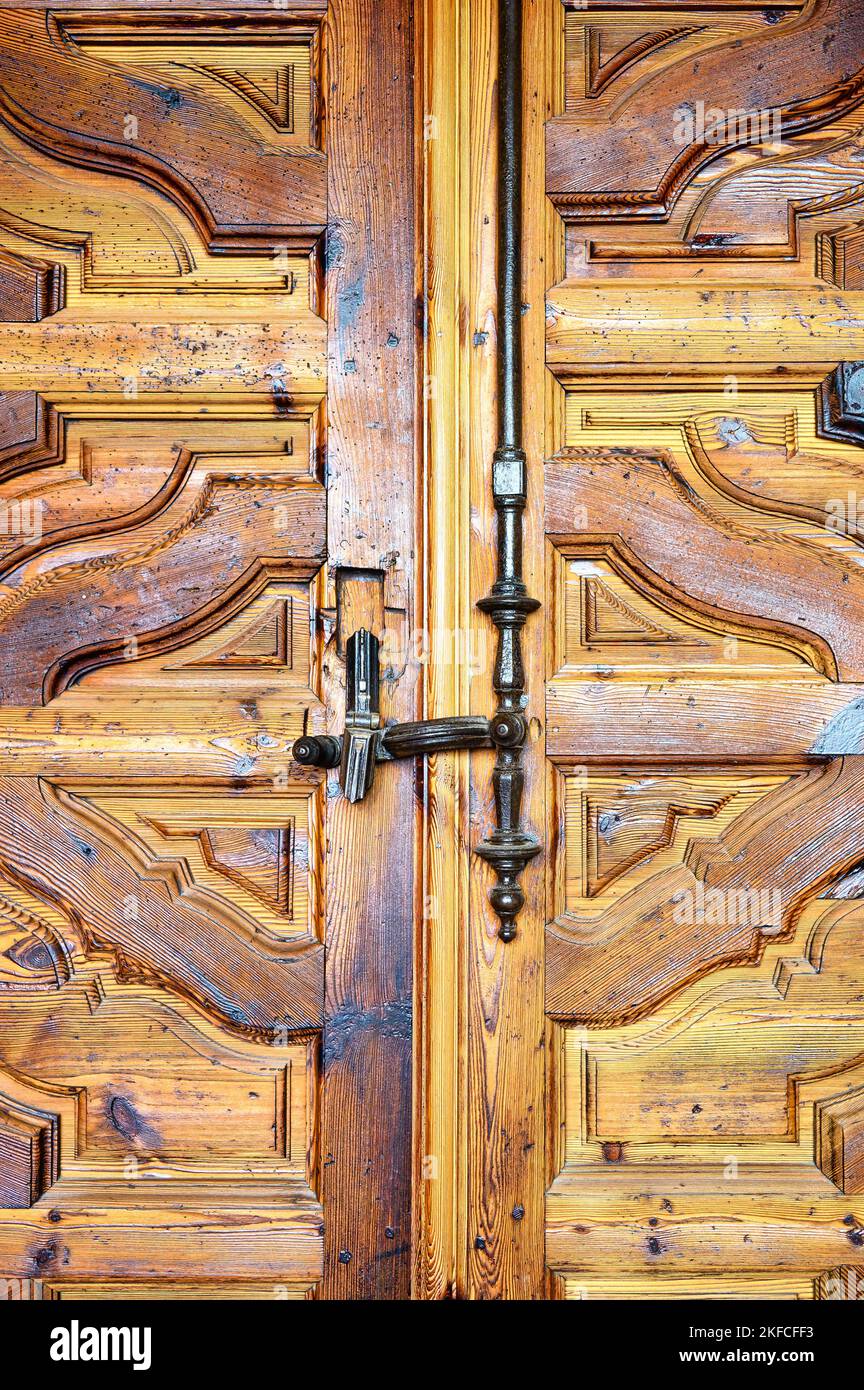 Porta d'ingresso in legno di stile medievale, Alicante, Spagna Foto Stock