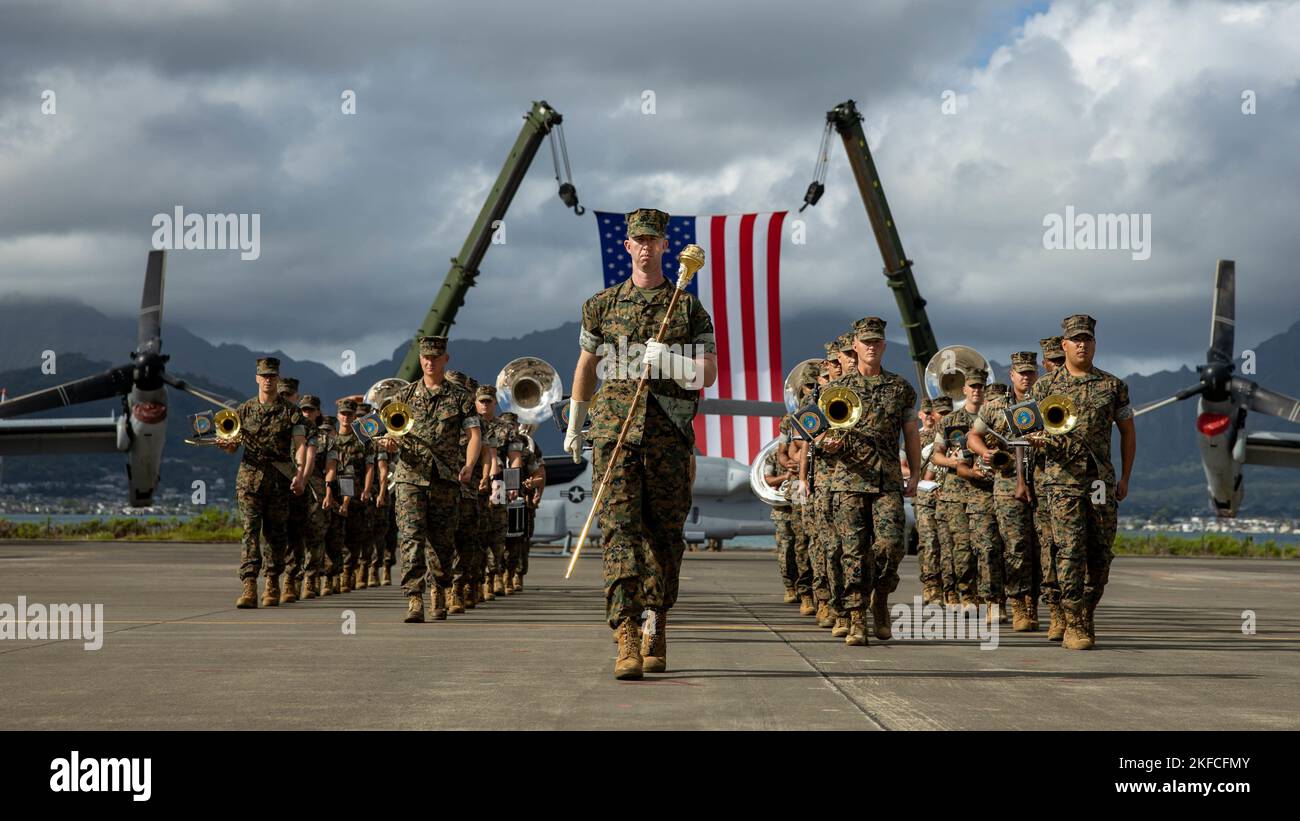 I Marines degli Stati Uniti con la band U.S. Marines Corps Forces, Pacific (MARFORPAC) partecipano alla cerimonia di cambio di comando MARFORPAC sulla Marine Corps Air Station Kaneohe Bay, Marine Corps base Hawaii, 7 settembre 2022. Steven R. Rudder cede il comando al Gen. William M. Jurney. Con i due terzi delle forze operative del corpo Marino assegnate, MARFORPAC opera nell'area di responsabilità del comando Indo-Pacific degli Stati Uniti, il più grande comando geografico Combatant del Dipartimento della Difesa degli Stati Uniti. Foto Stock