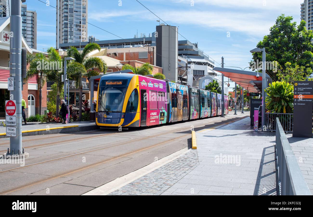 GOLD COAST, QUEENSLAND, AUSTRALIA - 24TH OTTOBRE 2022. Ferrovia leggera G:link Gold Coast. Il tram ferma a Southport, una delle 19 stazioni su un percorso 20km. Foto Stock