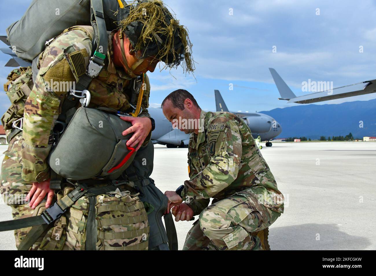 Ward, comandante di 2nd battaglione, 503rd reggimento di fanteria paracadute, 173rd Brigata aerea, regola un equipaggiamento da combattimento per un paracadutista, presso la Aviano Air base, a Pordenone, 7 settembre 2022 in preparazione di un'operazione aerea sulla Hohenfels Drop zone, Germania come parte dell'esercizio Saber Junction 22. Saber Junction 22 è un esercizio di rotazione multinazionale progettato per valutare la disponibilità della Brigata aerea 173rd dell'esercito degli Stati Uniti ad eseguire operazioni terrestri unificate in un ambiente congiunto e combinato e a promuovere l'interoperabilità con più di 4.500 partecipanti Foto Stock