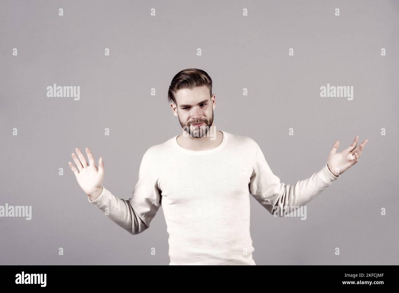 Sono stanchi. Basta lasciarmi solo. Uomo stanco senza speranza bello non rasato elegante macho, sfondo grigio. L'uomo stanchi di problemi di vita. Ragazzo sfortunato Foto Stock