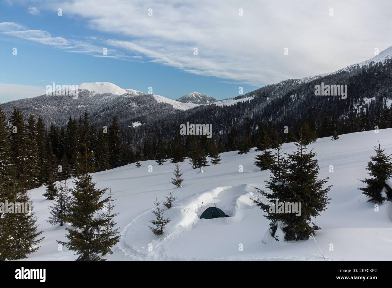 Tenda accampamento su una neve sotto la bella montagna paesaggio invernale. Marmarosy, Carpazi Montagne, Ucraina Foto Stock