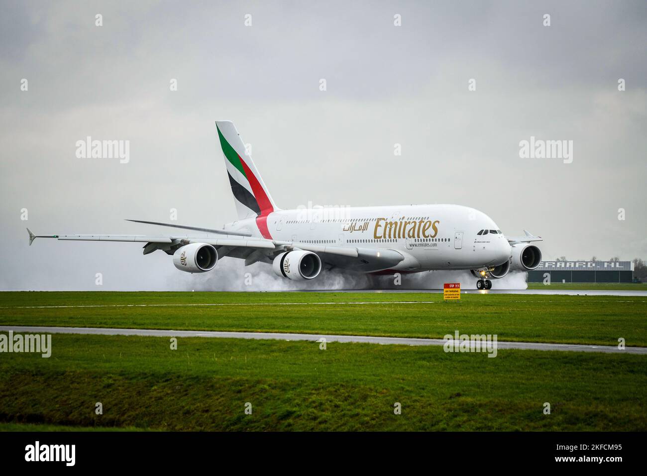 Un Emirates Airbus A380 atterrando sul Ponderbaan a Schiphol. ANP/Hollandse Hoogte/Josh Walet olanda fuori - belgio fuori Foto Stock