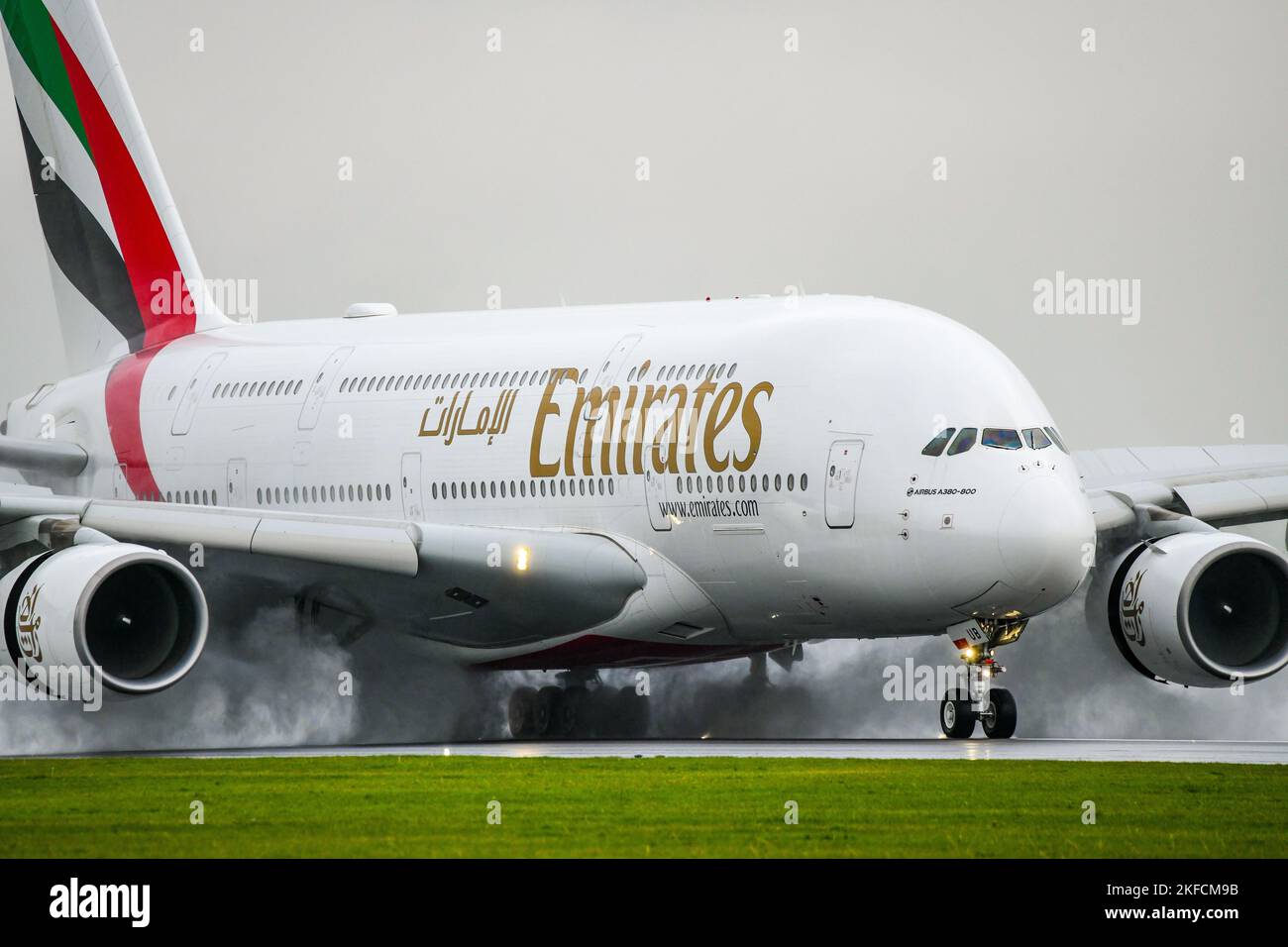 Un Emirates Airbus A380 atterrando sul Ponderbaan a Schiphol. ANP/Hollandse Hoogte/Josh Walet olanda fuori - belgio fuori Foto Stock