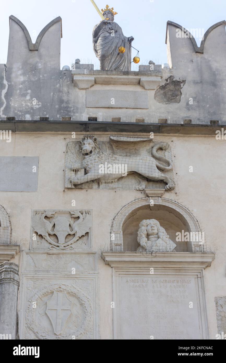 Leone alato veneziano sulla facciata del Palazzo Pretorio del 15th° secolo, Titov trg, Capodistria, Istria slovena, Slovenia Foto Stock
